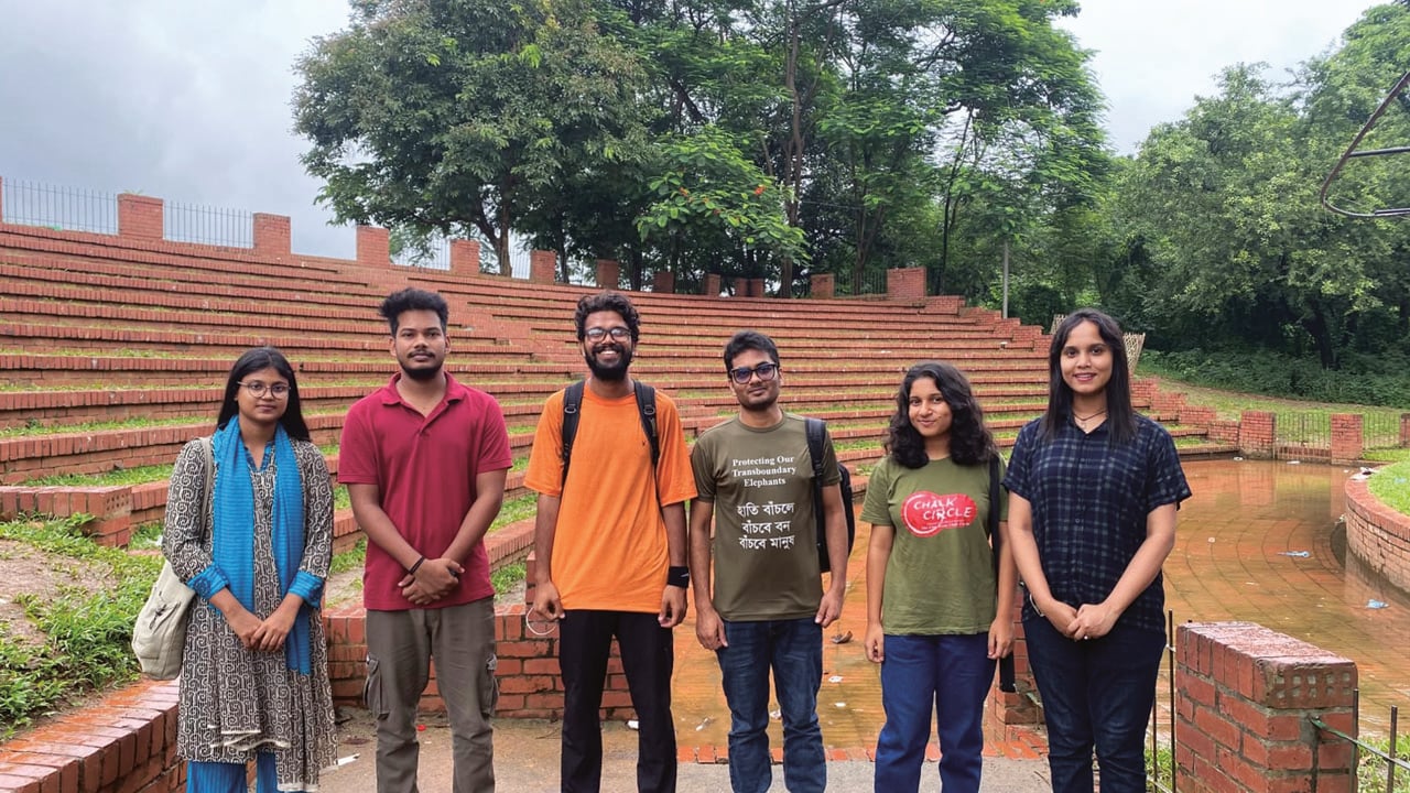 পদযাত্রার অংশ হিসেবে জাহাঙ্গীরনগর বিশ্ববিদ্যালয়ে এসেছিলেন ফাহিম মুনতাসির। সেখানে সতীর্থদের সঙ্গে ছবি তোলেন
