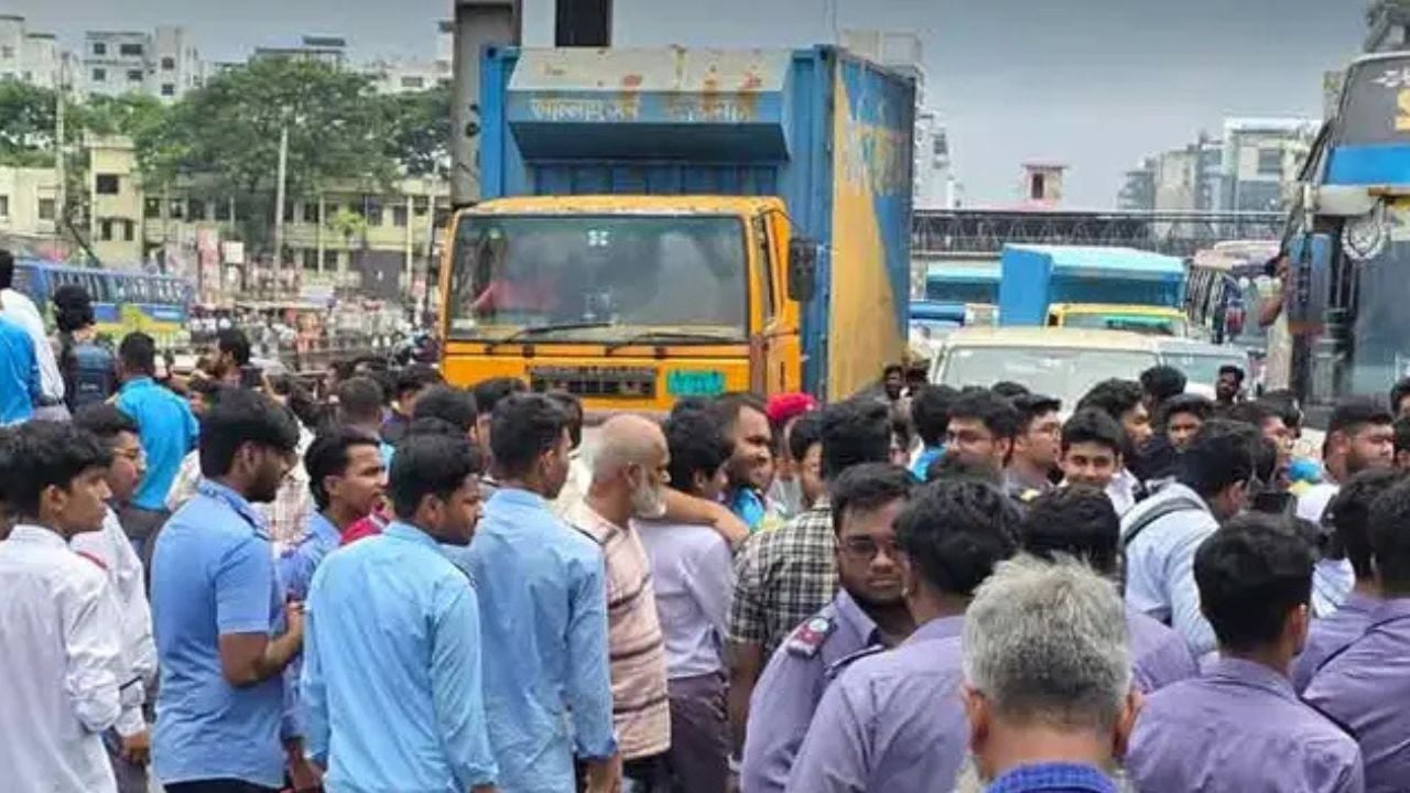 দ্বিতীয় দিনের মতো সড়কে শিক্ষার্থীরা