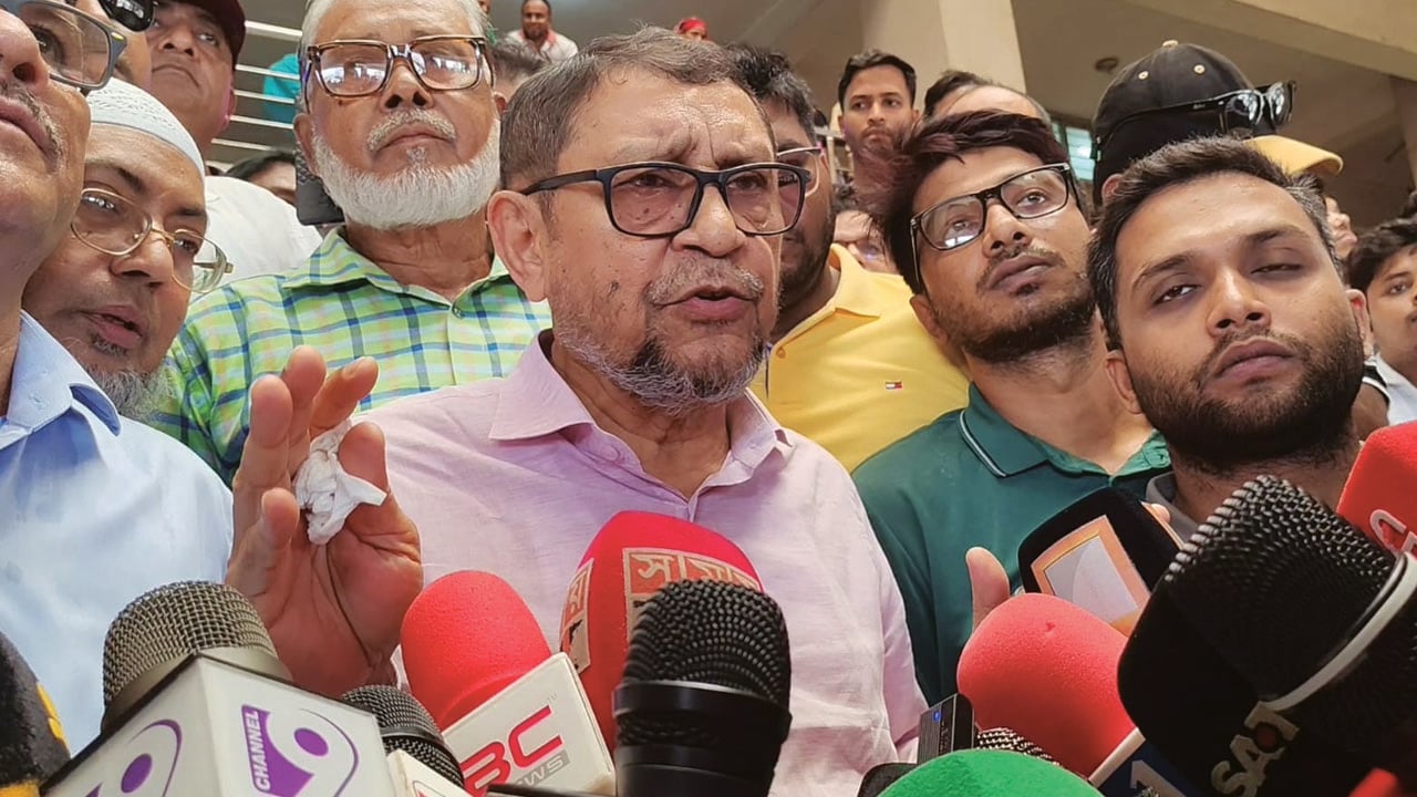 সাতক্ষীরায় স্বাস্থ্যমন্ত্রীর হাসপাতাল পরিদর্শন, বরখাস্ত দুই চিকিৎসক ও নৈশপ্রহরী 