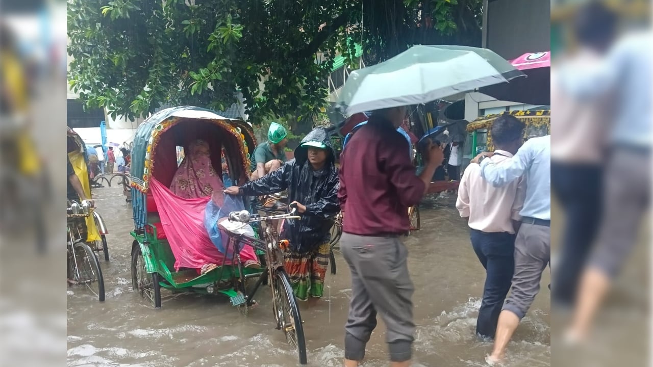 বৃষ্টিতে রিকশায় গুনতে হচ্ছে বাড়তি ভাড়া