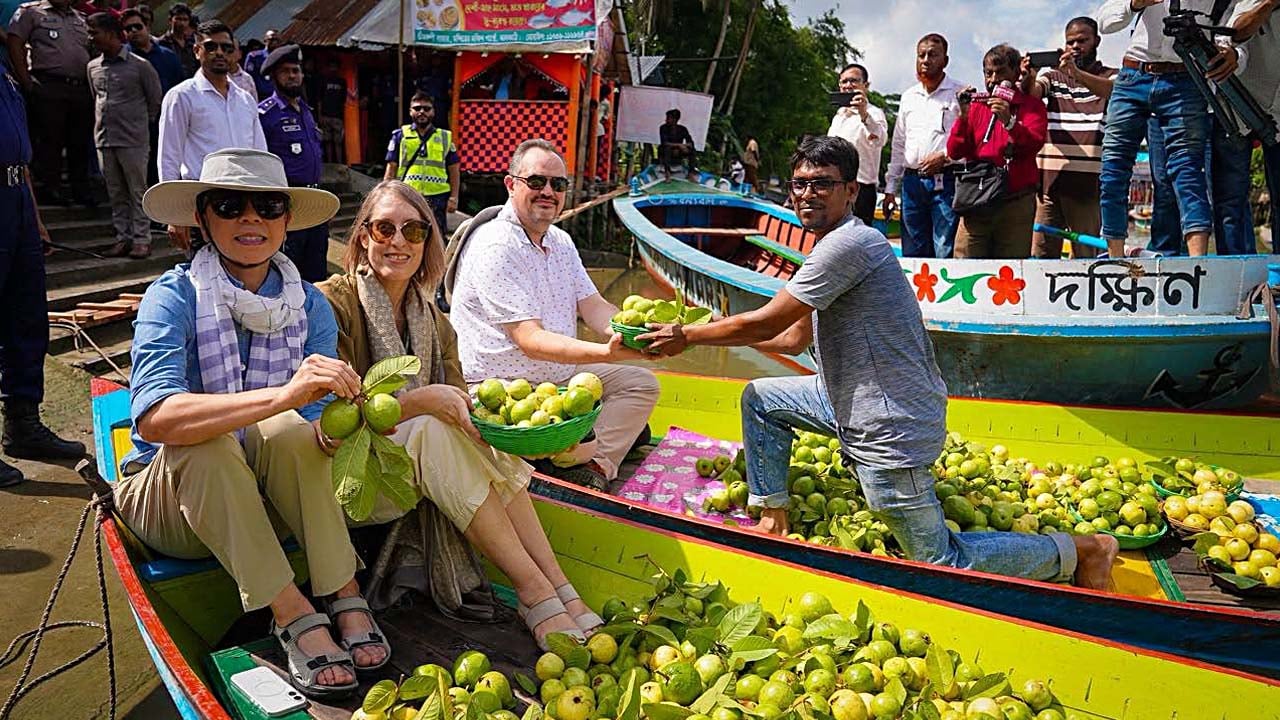 ভীমরুলীর ভাসমান পেয়ারার হাট ঘুরে দেখলেন মার্কিন রাষ্ট্রদূত