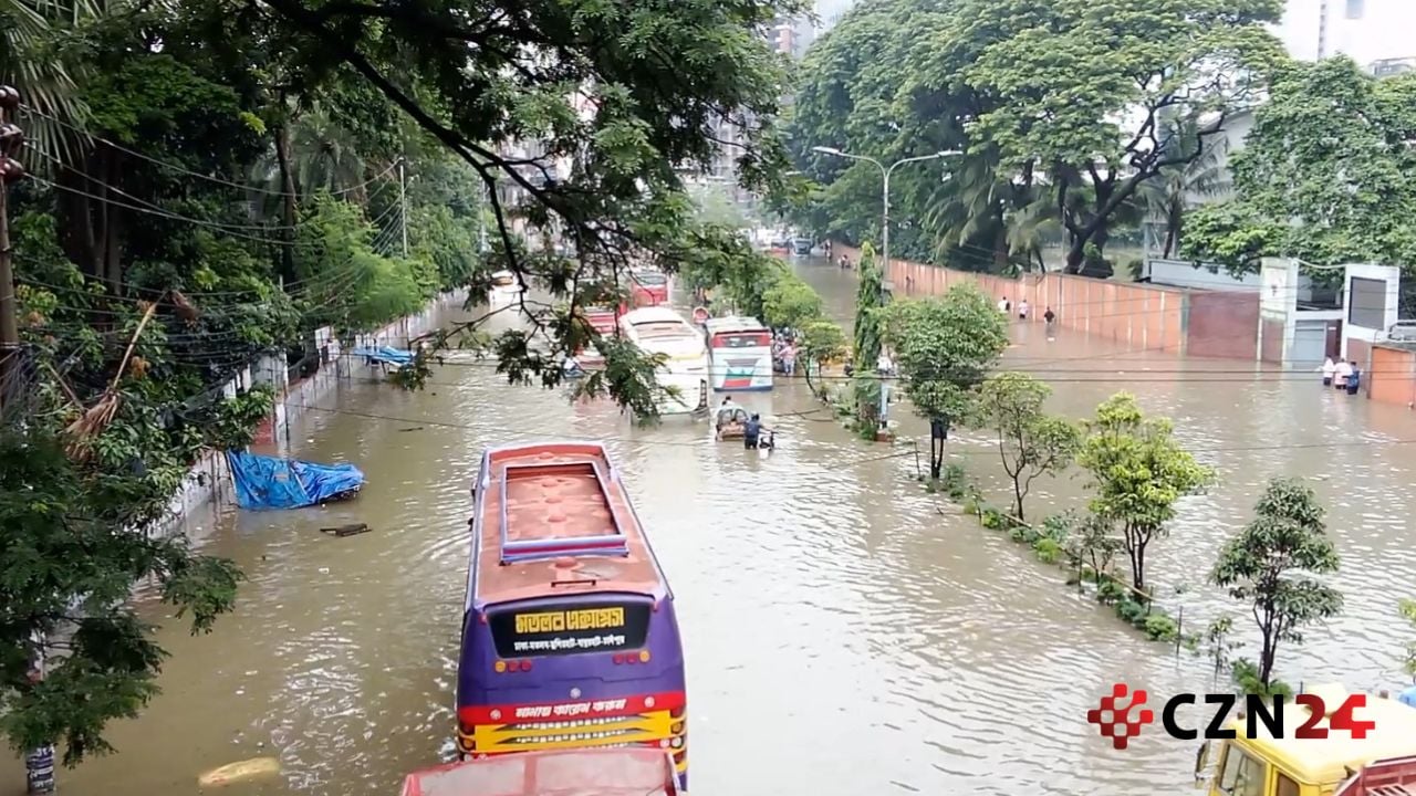 রাজধানীর নটর ডেম কলেজের সামনের রাস্তায় কোমর সমান পানি। ছবি: সিজেডএন টোয়েন্টিফোর