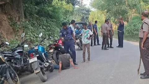 কক্সবাজারে অস্ত্রের মুখে ৫০-৬০ যানবাহনে লুট