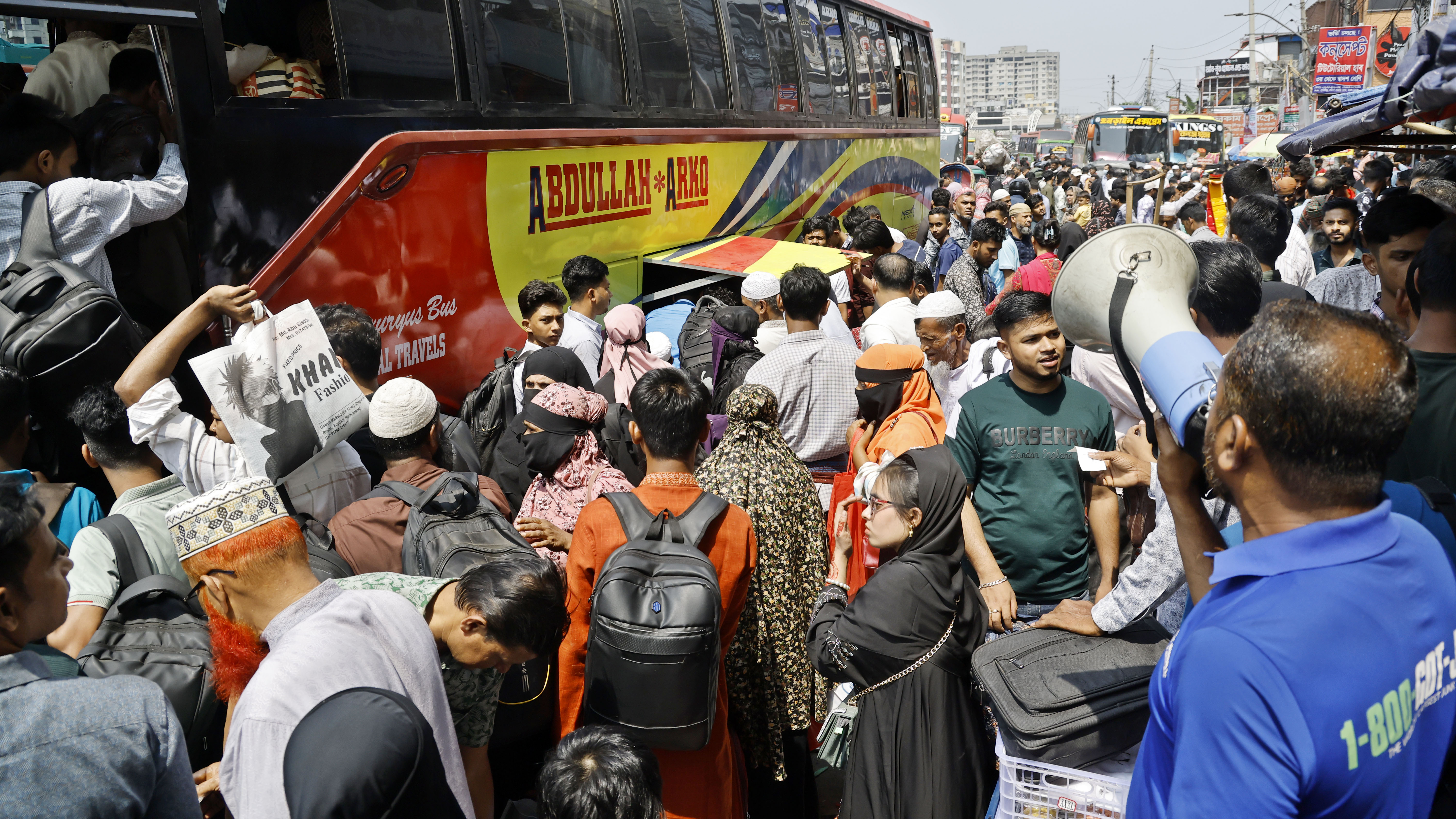 রাজধানীর ধোলাইপাড় এলাকায় বাস কাউন্টারে দেখা গেছে যাত্রীদের উপচেপড়া ভিড়