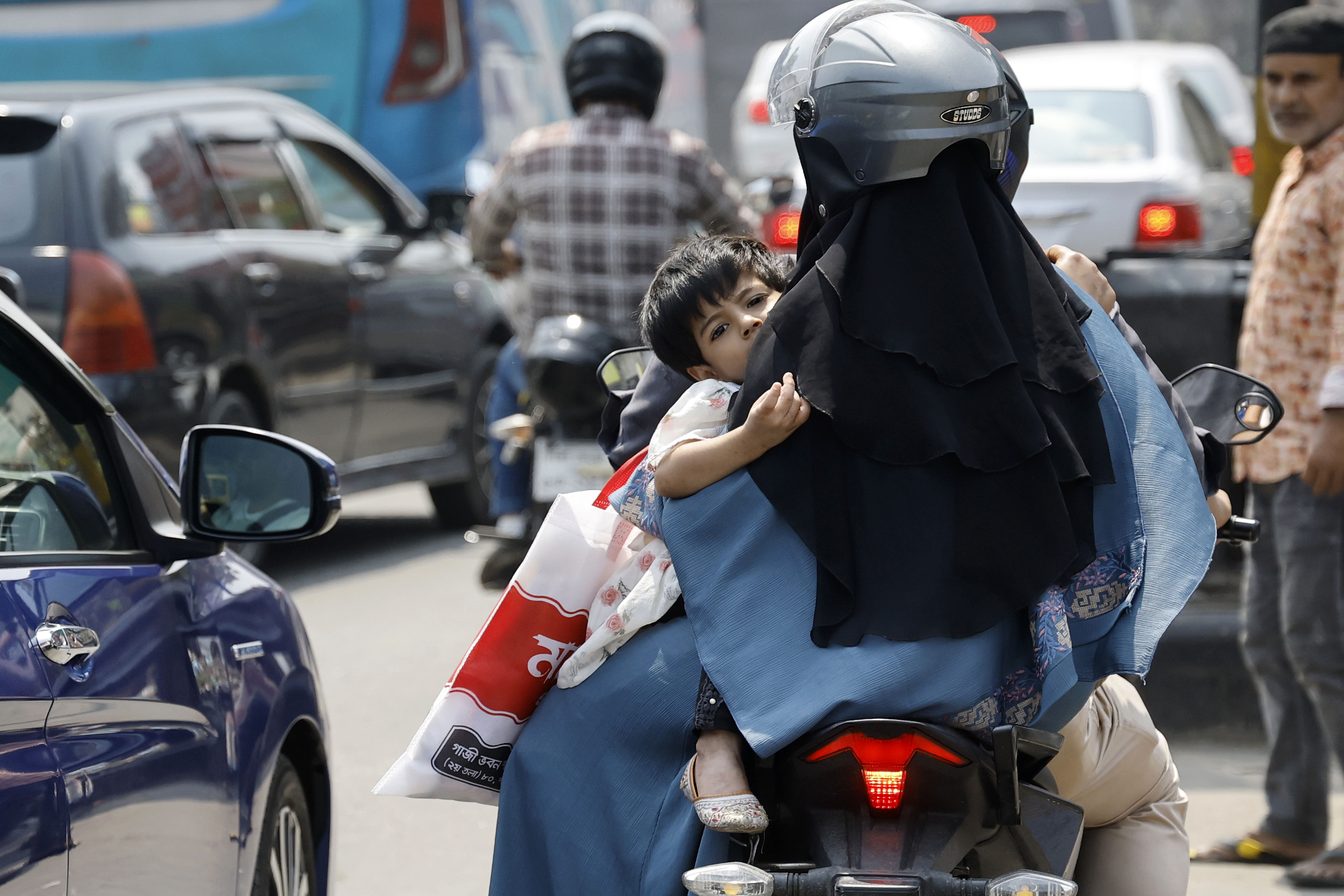 ঝুঁকি জেনেও অনেককে দেখা গেছে পরিবার নিয়ে মোটরসাইকেলে গন্তব্যস্থলে যেতে