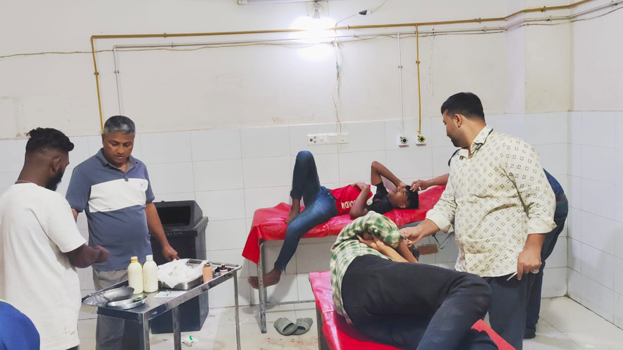 কুকুরকে ঢিল মারা নিয়ে সংঘর্ষে আহত ২০