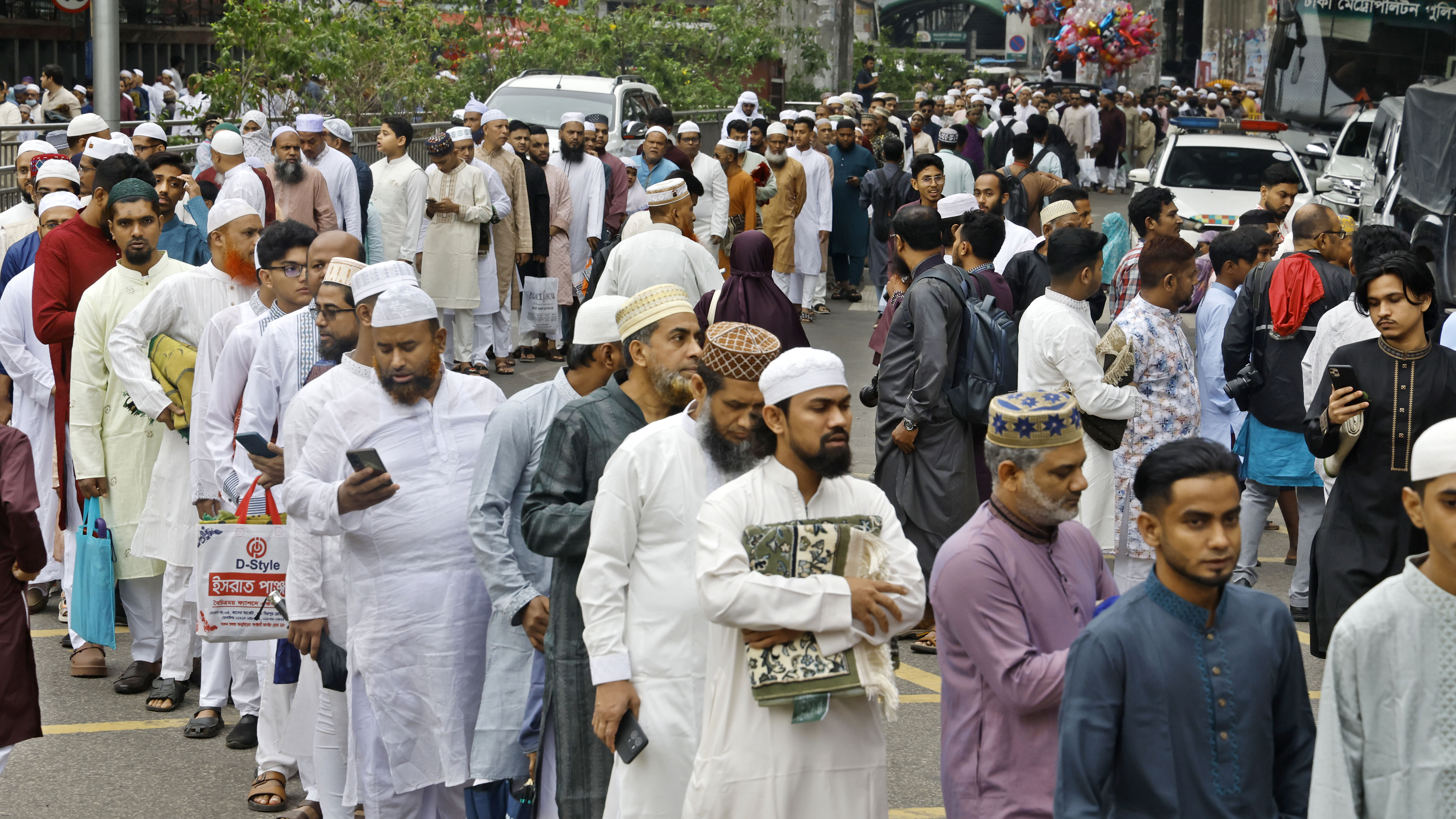 জাতীয় ঈদগাহতে নামাজ আদায়ের জন্য লাইন ধরে প্রবেশ করেন সর্বস্তরের মানুষ