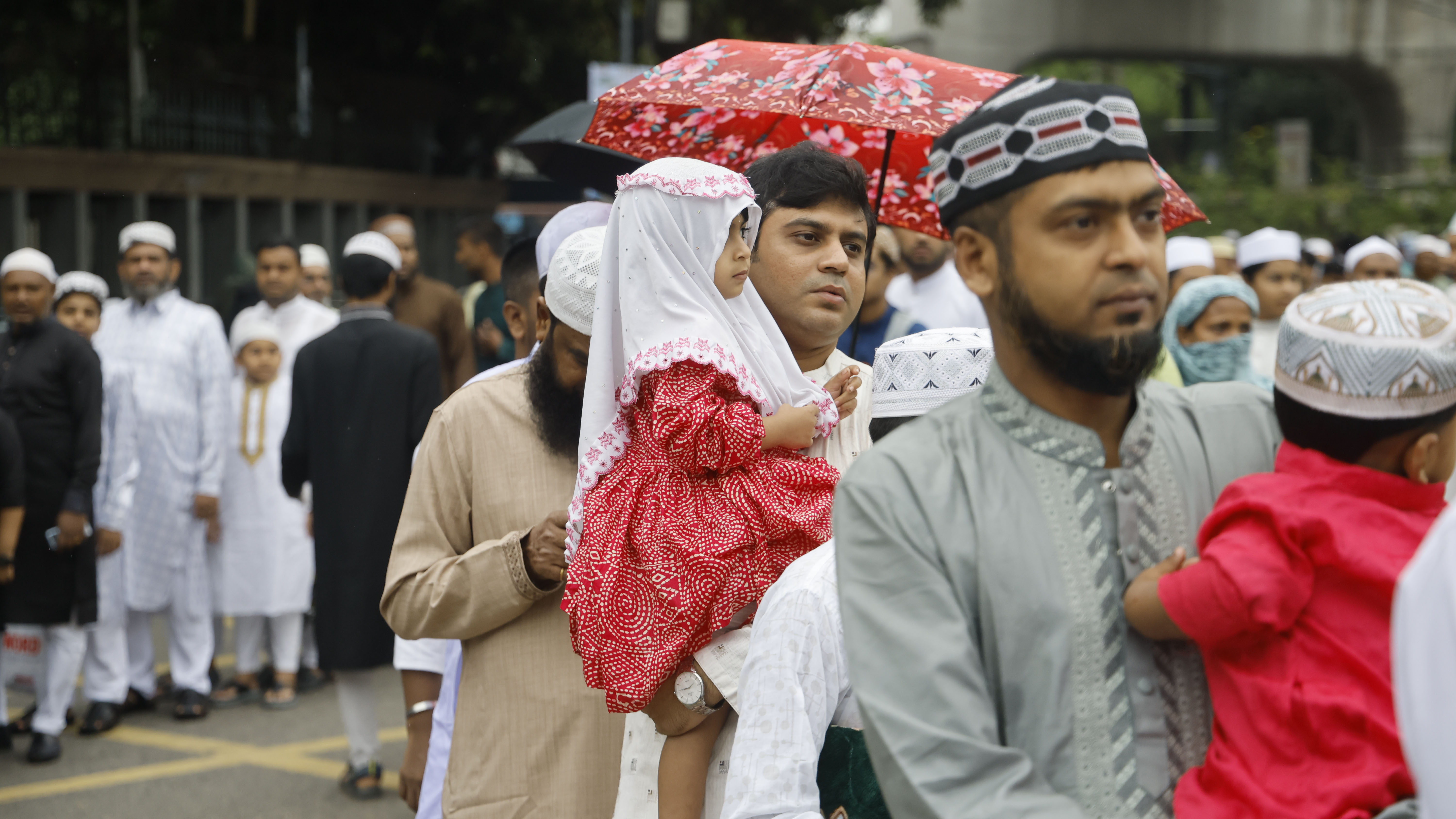 বাবার সঙ্গে ঈদের নামাজ আদায় করতে এসেছে শিশুটি