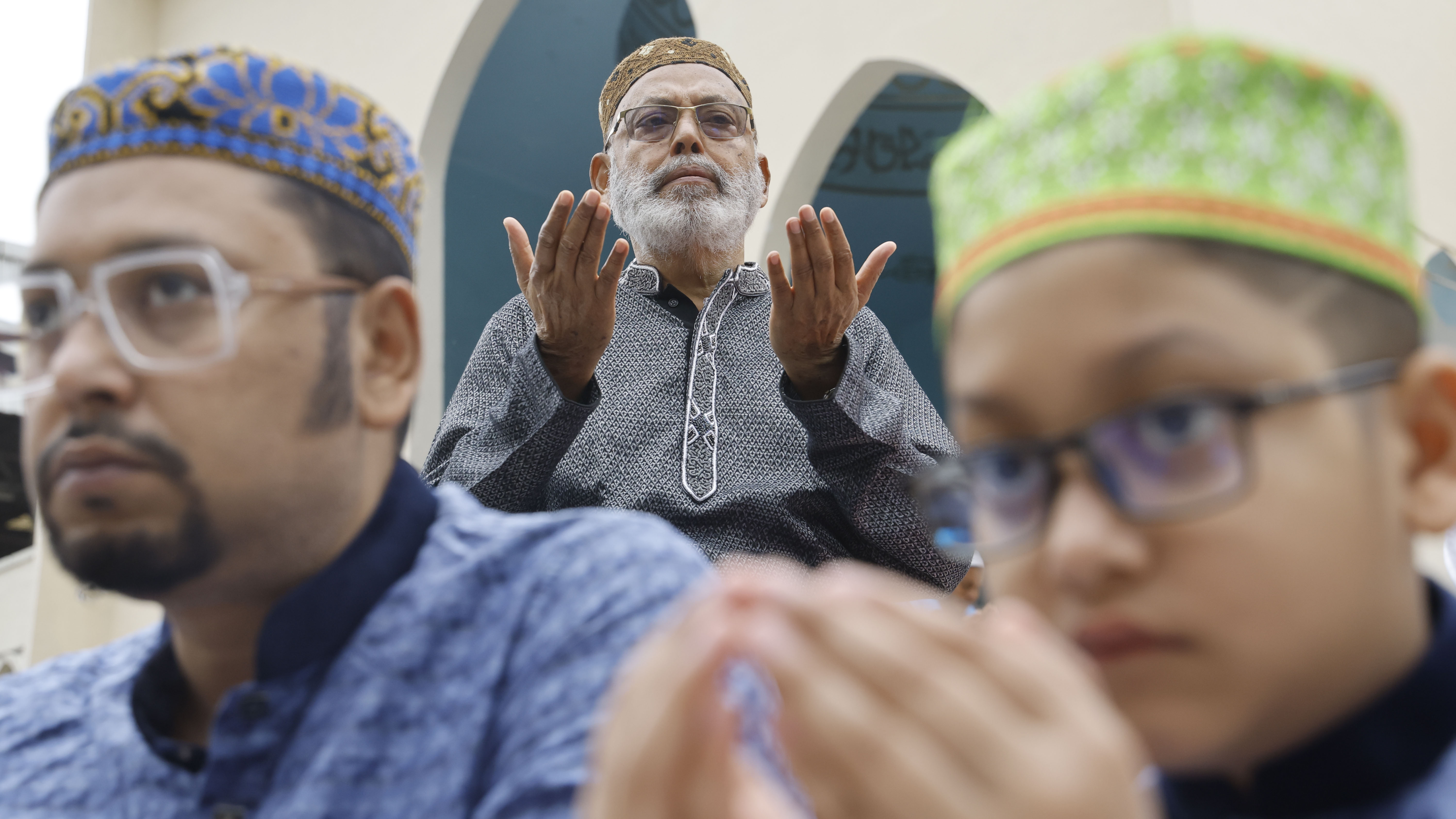 ঈদের নামাজের পর মোনাজাতে মুসল্লিরা দেশ ও মুসলিম উম্মার জন্য দোয়া করেন