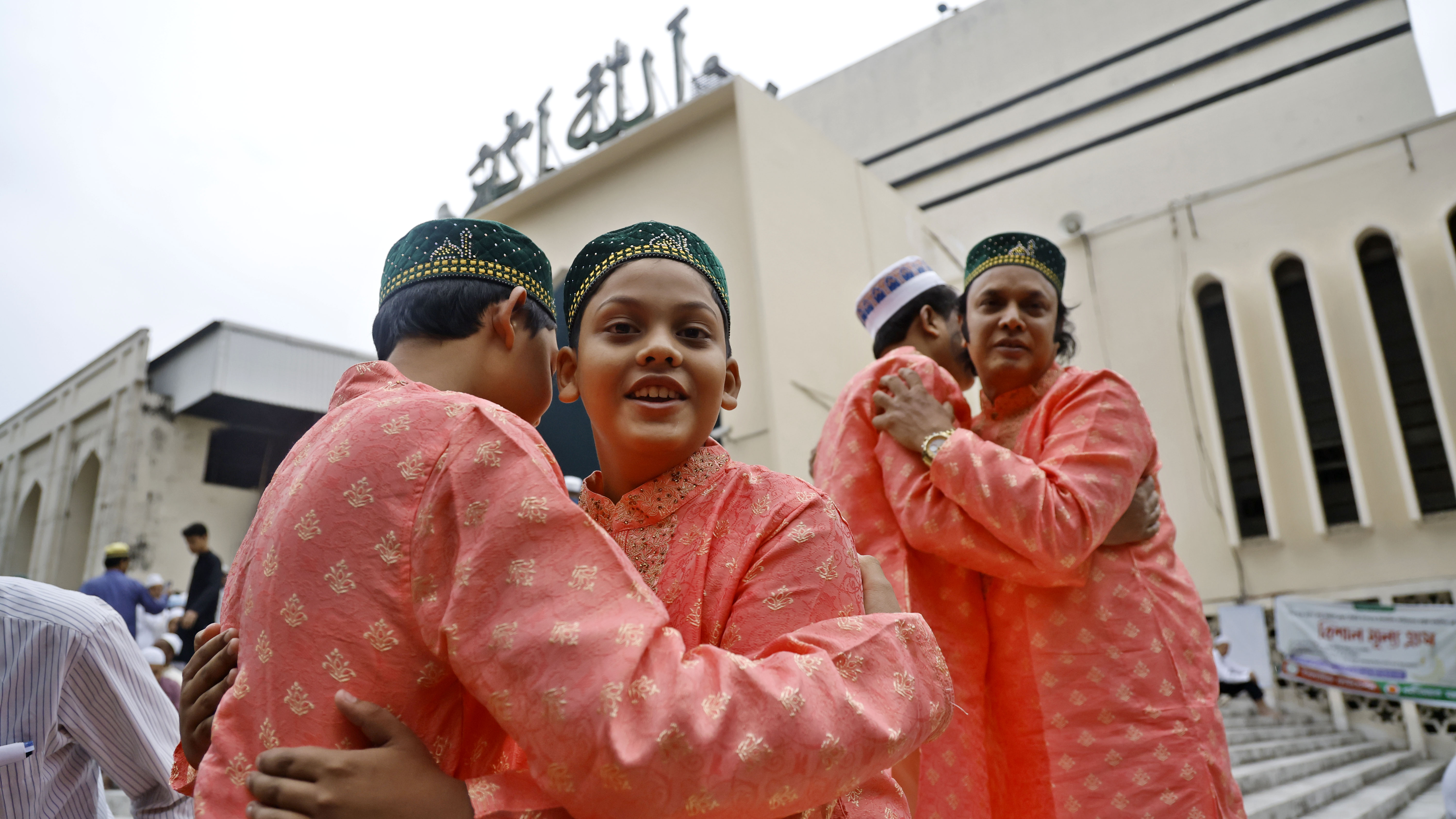 কোলাকুলি করছেন দুই ভাই