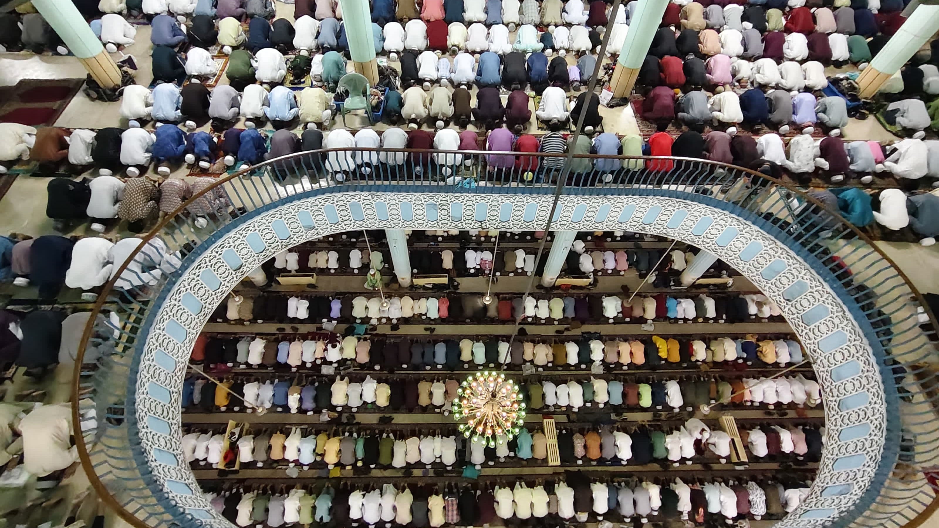 বায়তুল মোকাররম মসজিদে মুসল্লিরা ঈদের নামাজ আদায় করেন