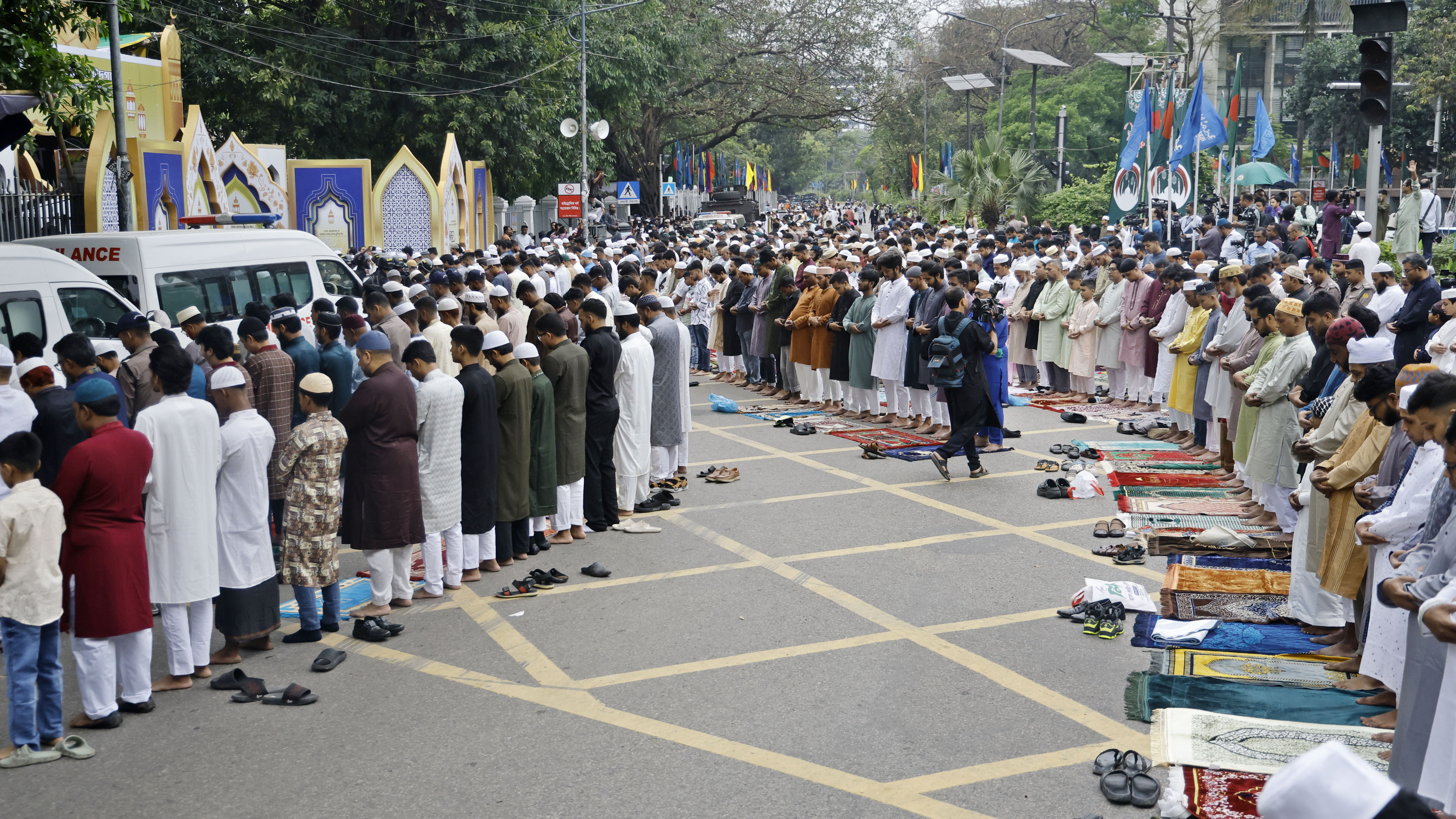 ঈদগাহতে জায়গা না হওয়ায় রাস্তায় নামাজ আদায় করেন অনেক মুসল্লি
