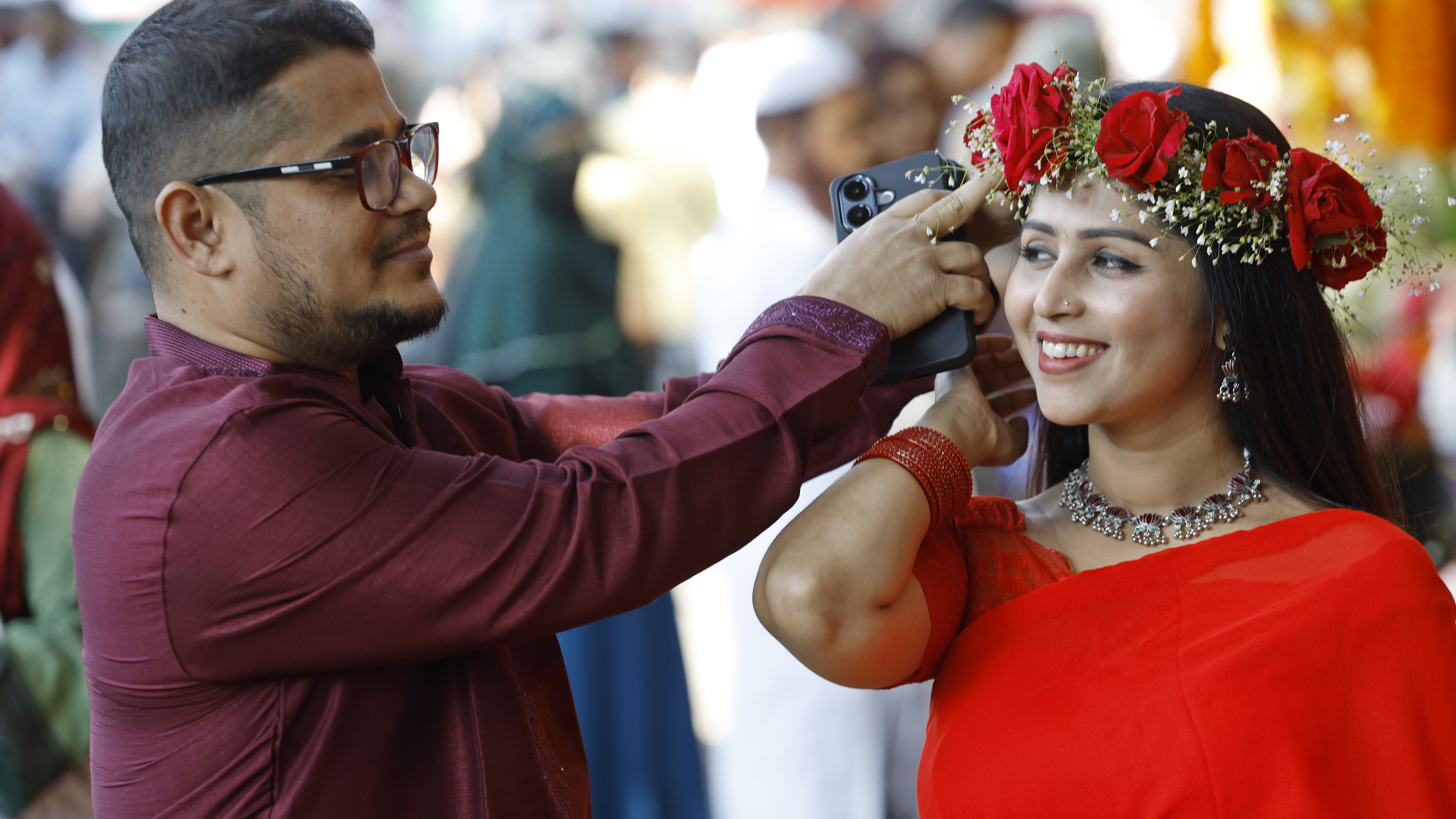 ভালোবাসার মানুষকে মাথায় ফুল পরিয়ে দেন অনেকে