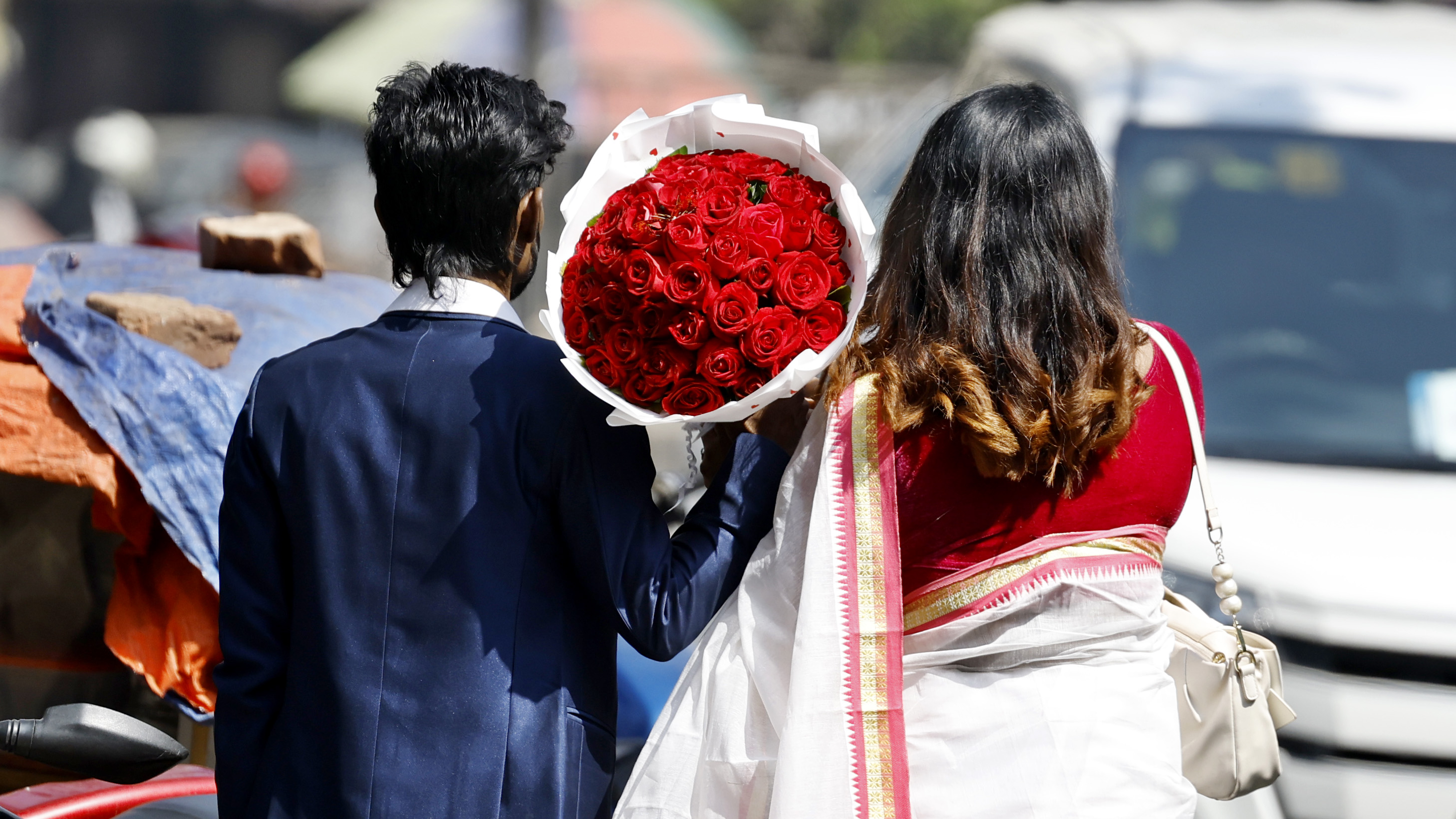 অনেকের হাতে ছিলো ভালোবাসার মানুষের দেওয়া একগুচ্ছ গোলাপ