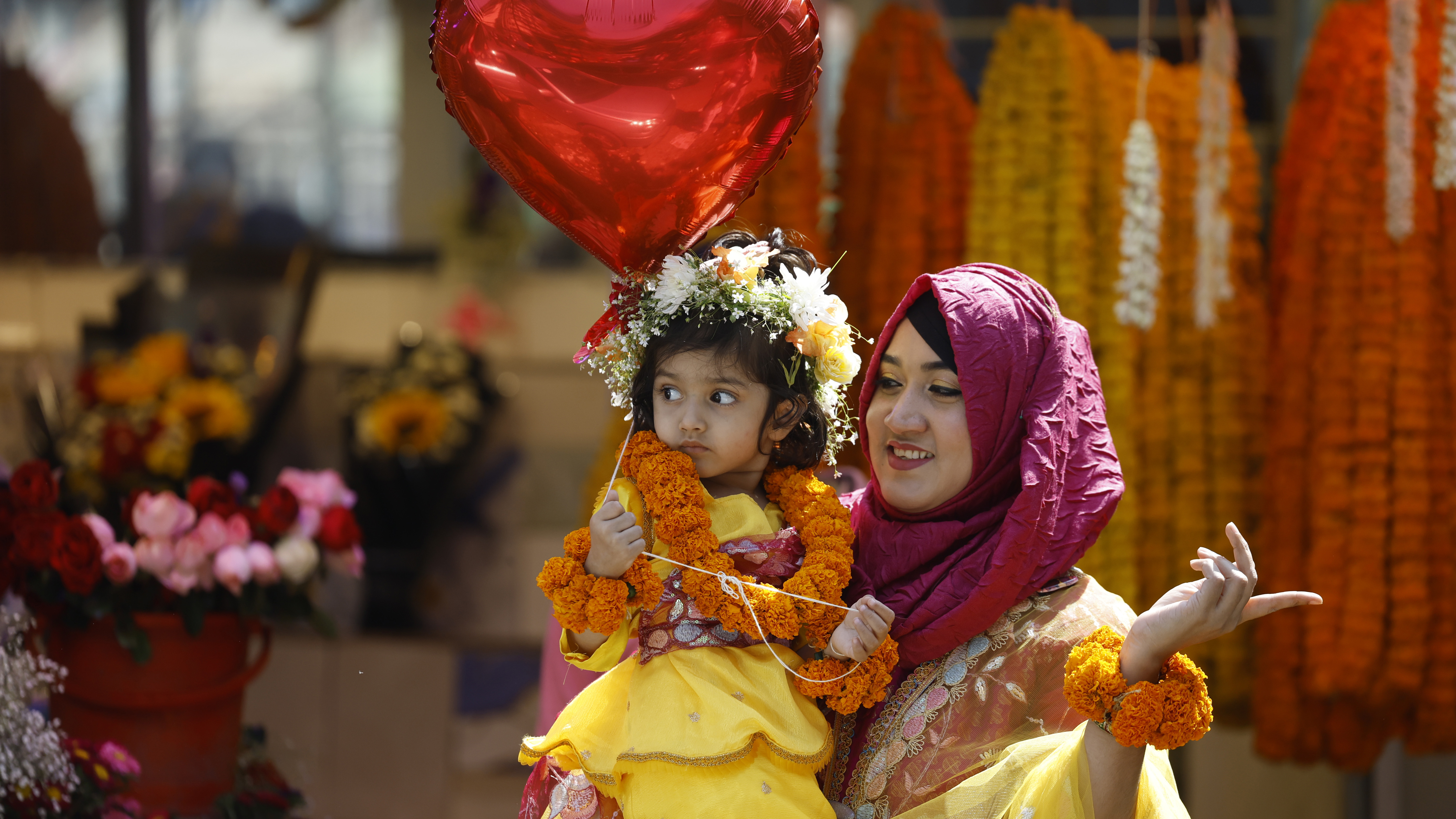 ভালোবাসা দিবস ও ফাল্গুন পালন করতে মায়ের সঙ্গে বের হয়েছে সন্তানও