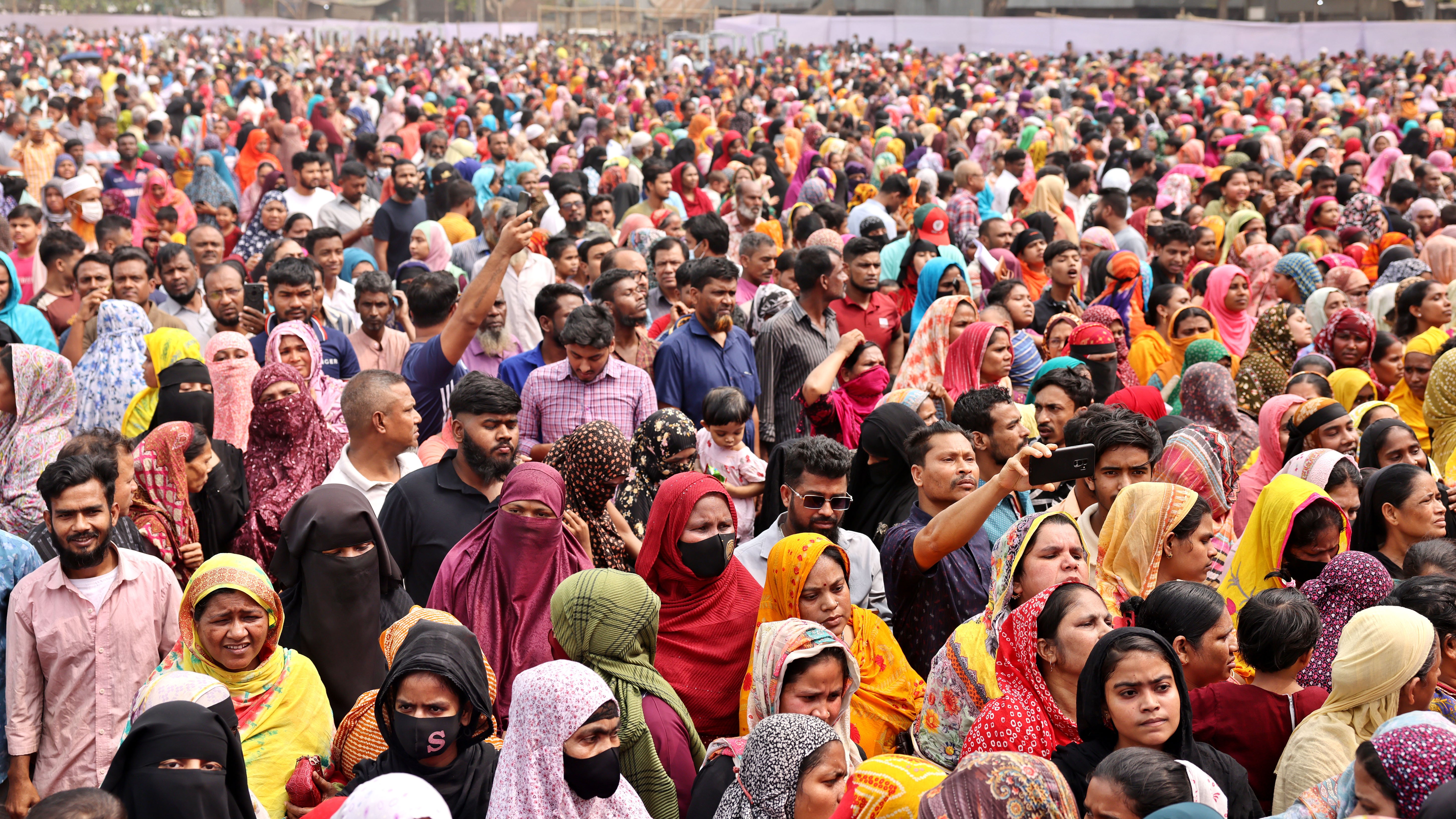 ফ্যামিলি কার্ড নিতে বনানী মাঠে হাজারো মানুষের ভিড়