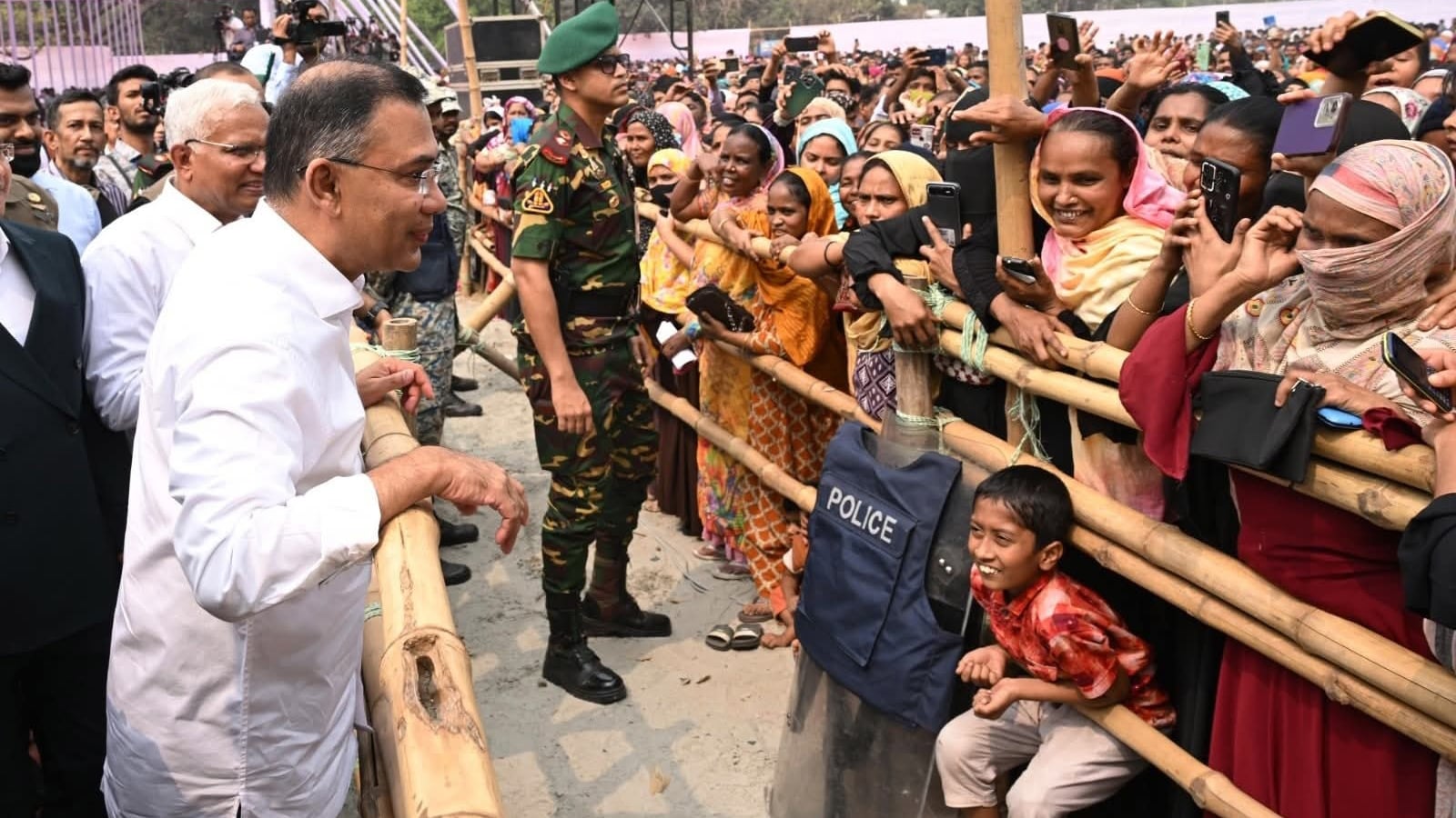 ফ্যামিলি কার্ড দেওয়ার আগে সাধারণ জনগণের সঙ্গে কুশল বিনিময় করেন প্রধানমন্ত্রী তারেক রহমান