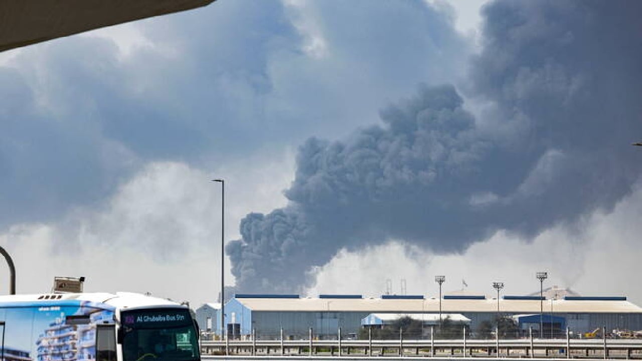 ড্রোনের ধ্বংসাবশেষ থেকে আমিরাতের ফুজাইরাহ তেল অঞ্চলে আগুন