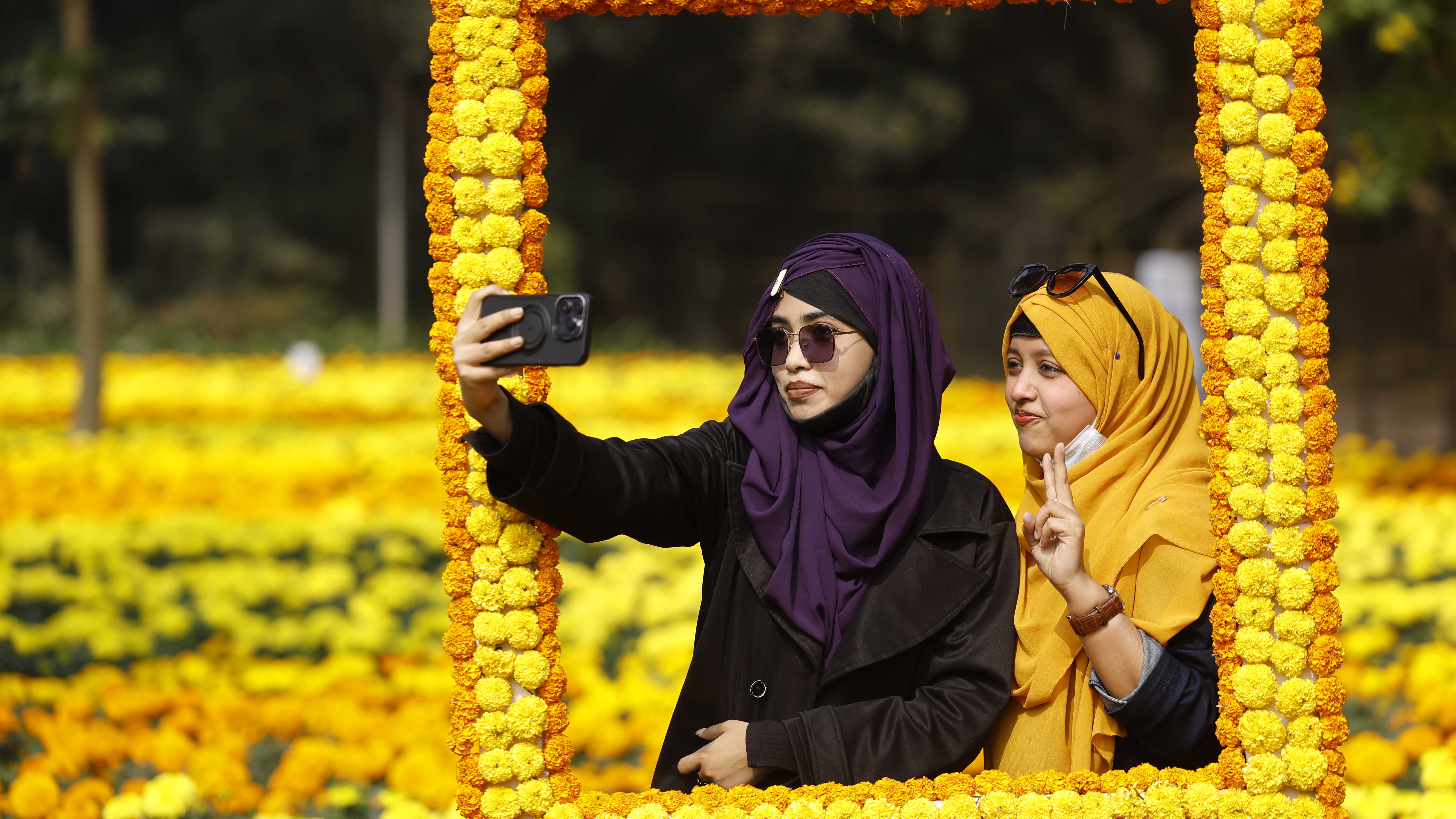 ফুল উৎসবে সেলফি তুলছেন দুই নারী