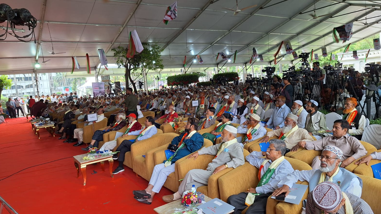 মুক্তিযোদ্ধাদের সংবর্ধনা দিচ্ছে ডিএসসিসি