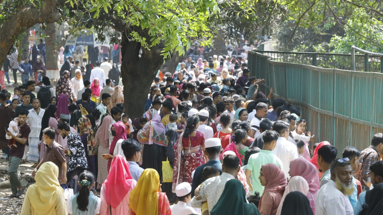 চিড়িয়াখানায় আজ ঈদের দ্বিতীয় দিনে ছিল উপচেপড়া ভিড়