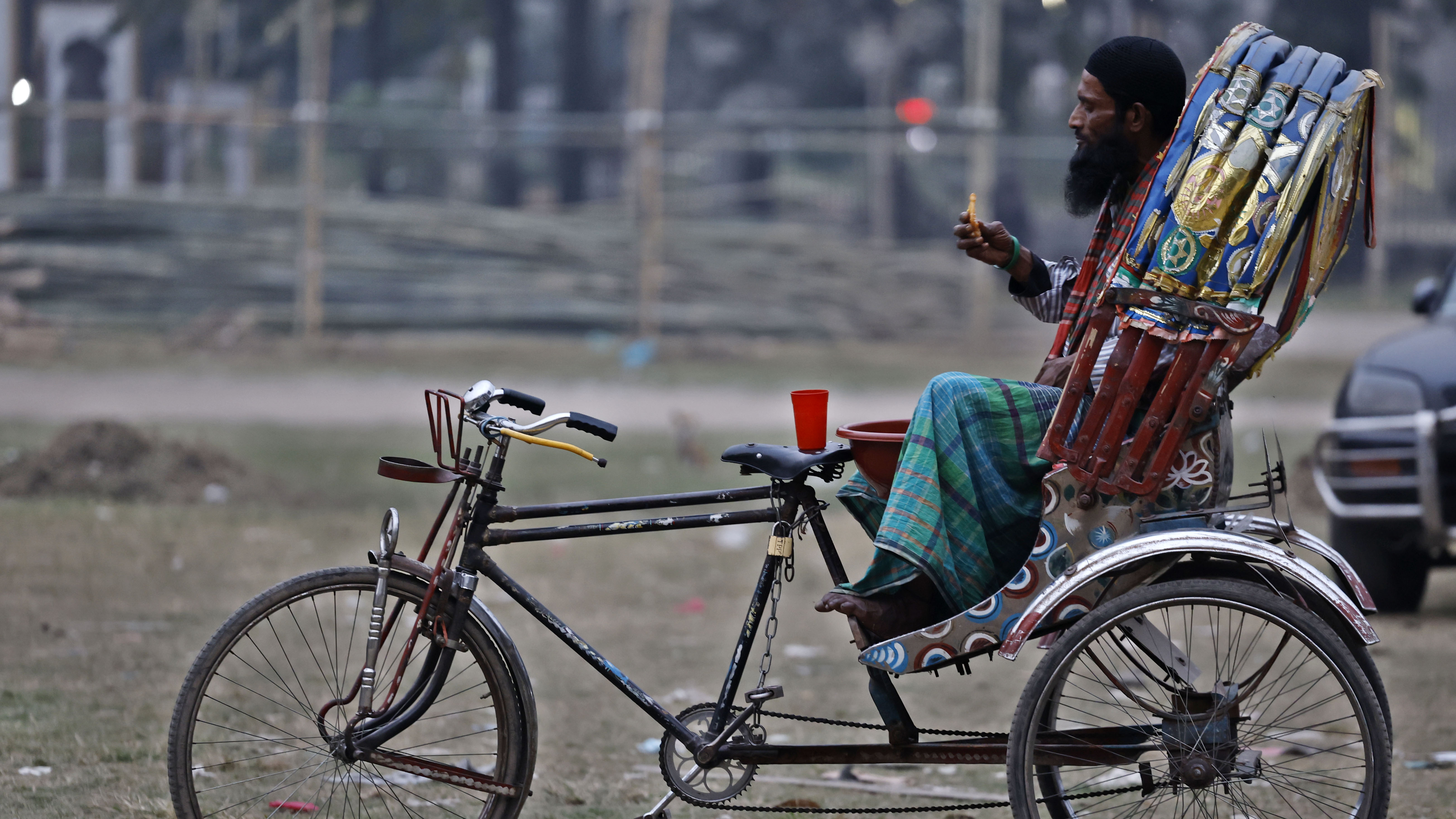 চুরির ভয়ে রিকশা-ভ্যানে বসেই তারা ইফতার করেন