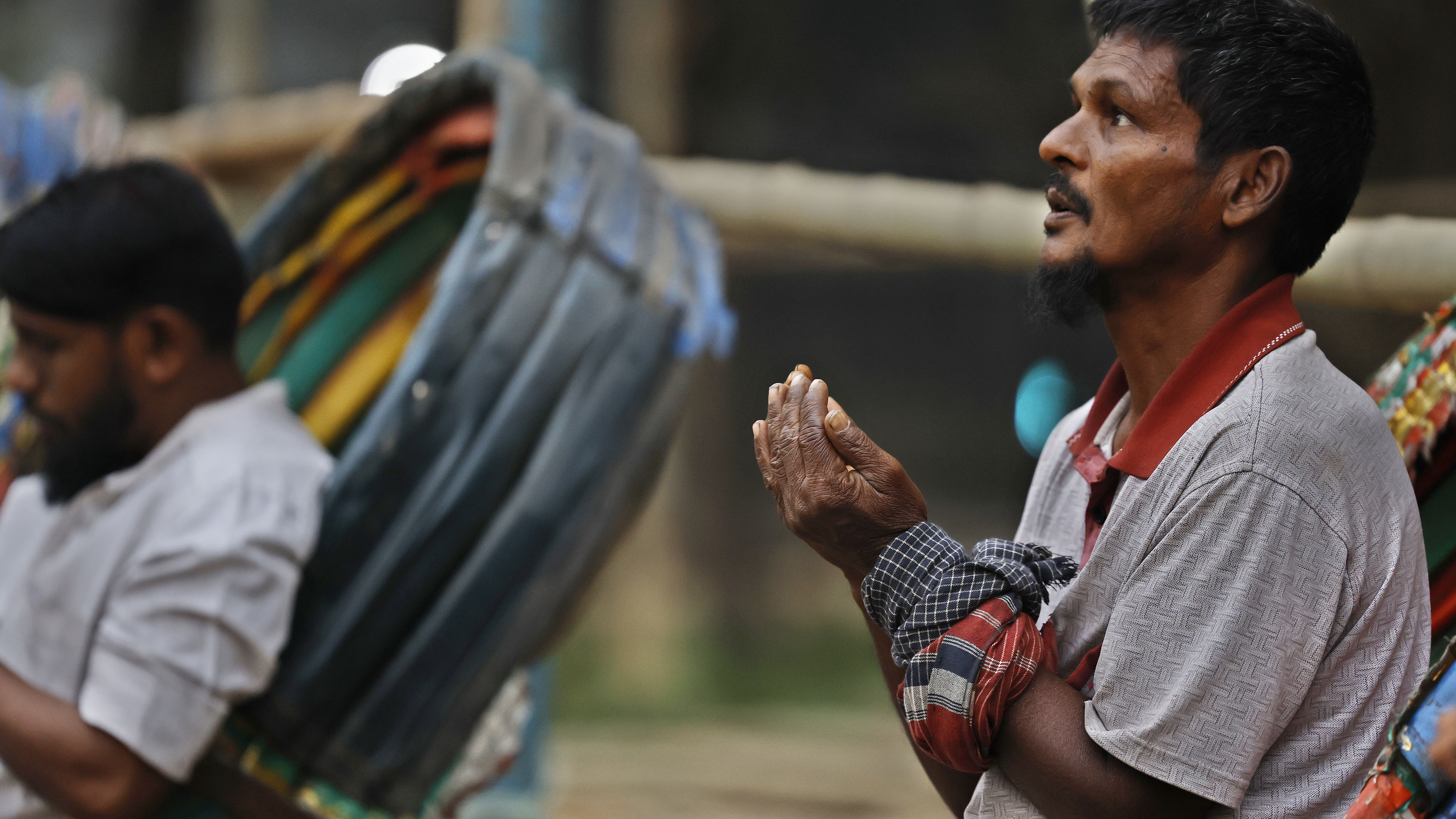 সবার সাথে মোনাজাতে অংশ নেন রিকশা চালকেরা