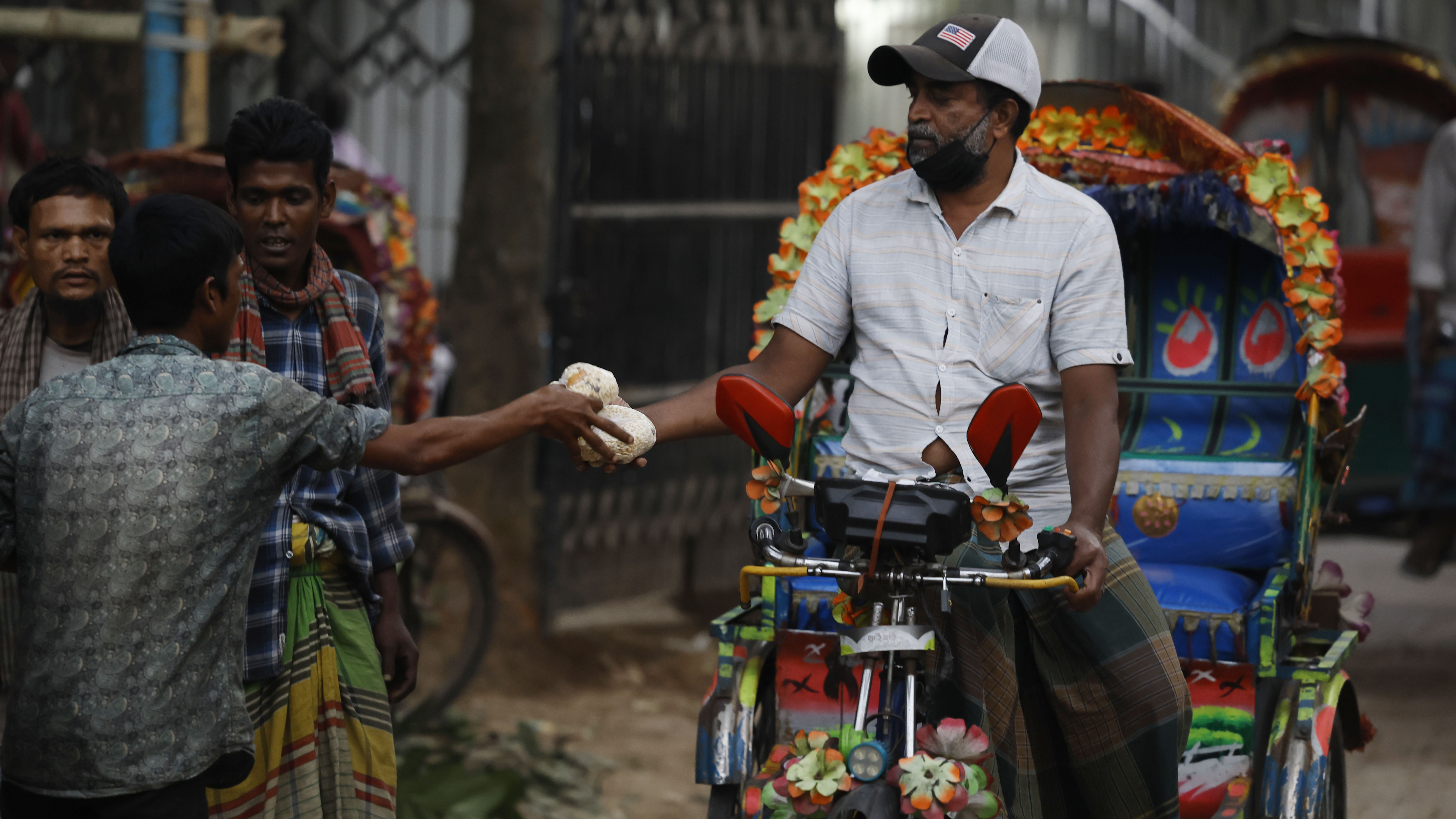 ইফতারের ৩০ মিনিট আগ থেকেই সবার হাতে ইফতারের প্লেট বা প্যাকেট পৌঁছে দেওয়া হয়