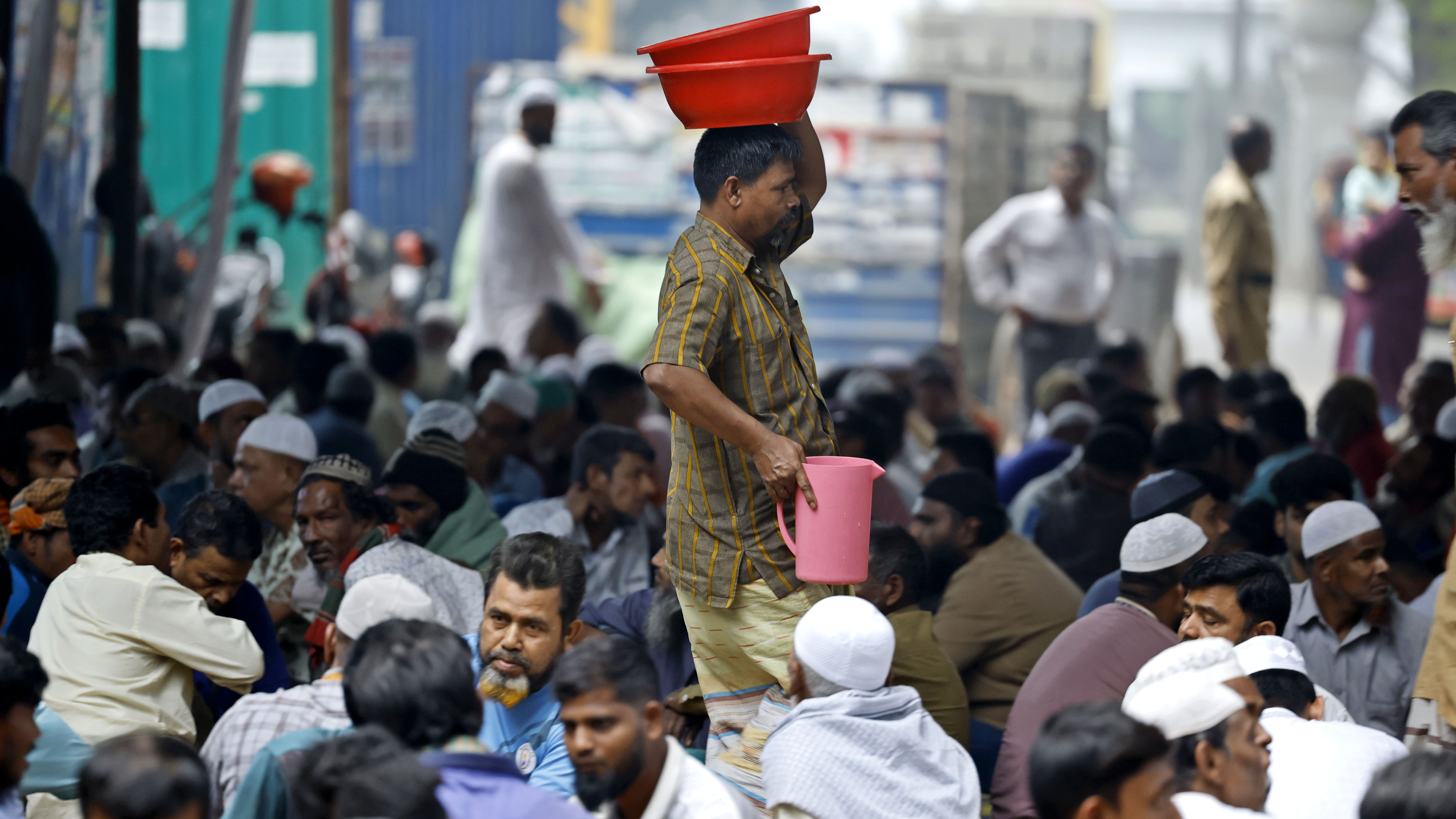 মাথায় করে শরবতের জগ এগিয়ে দেওয়া হচ্ছে রোজাদারদের কাছে