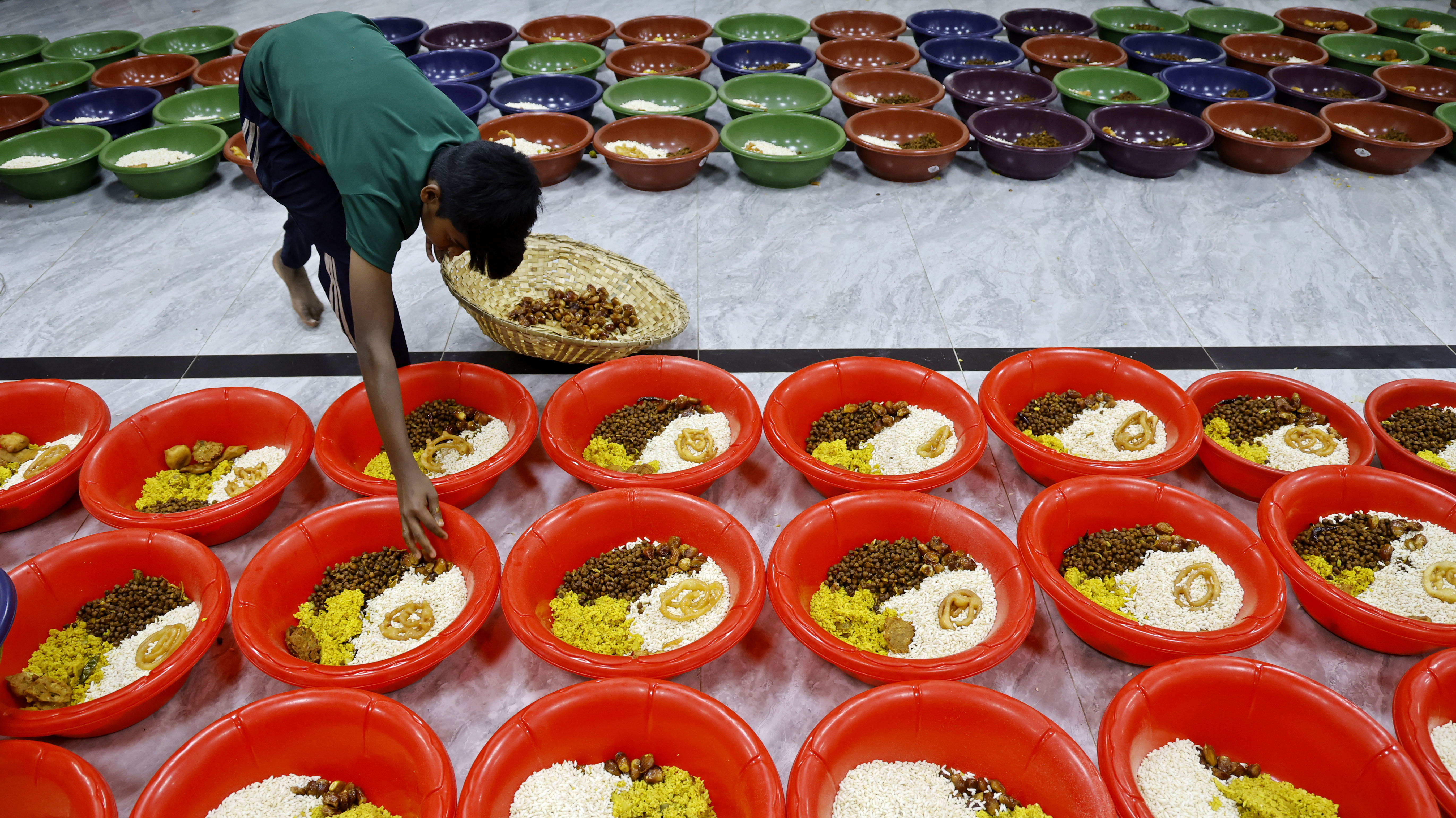 হাইকোর্ট মাজারে হাজারও রোজাদার