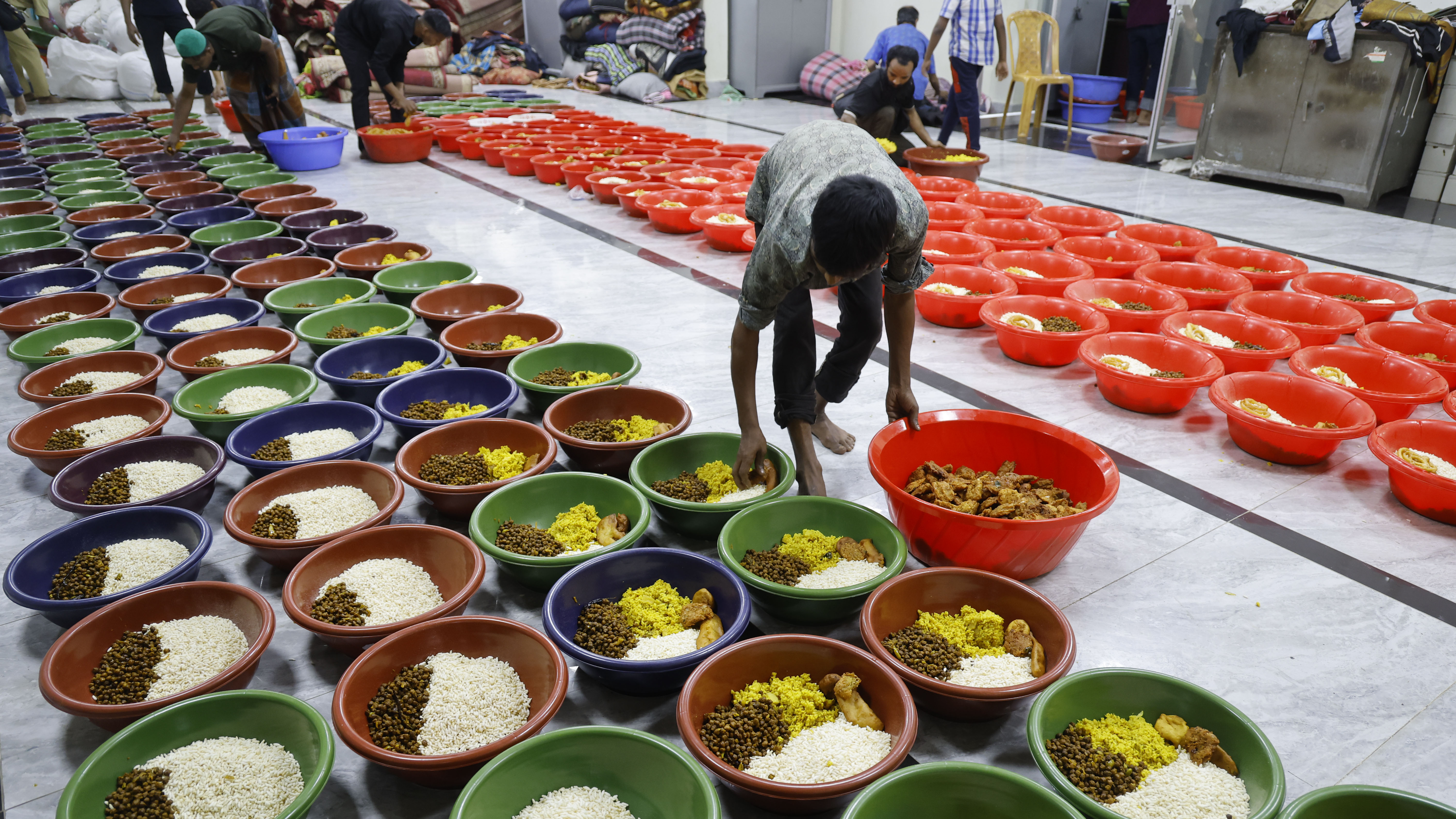 রোজাদারদের জন্য খেজুর, কলা, আপেলসহ ফলমূল প্লেটে সাজাচ্ছেন খাদেম, সহকারীরা