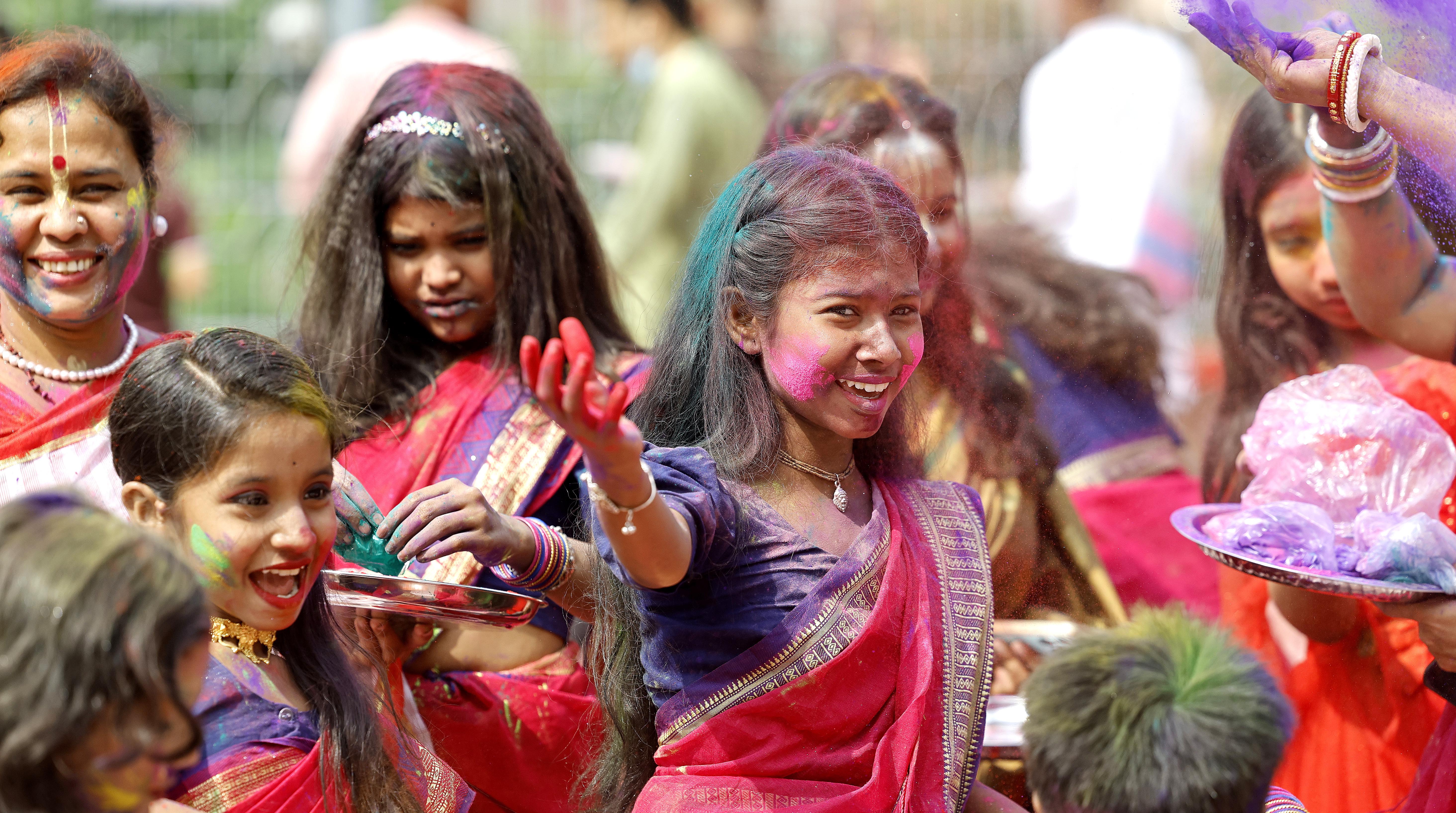 দোল উৎসবে আবির মেখে উৎসবে মাতেন তরুণী, শিশু সবাই