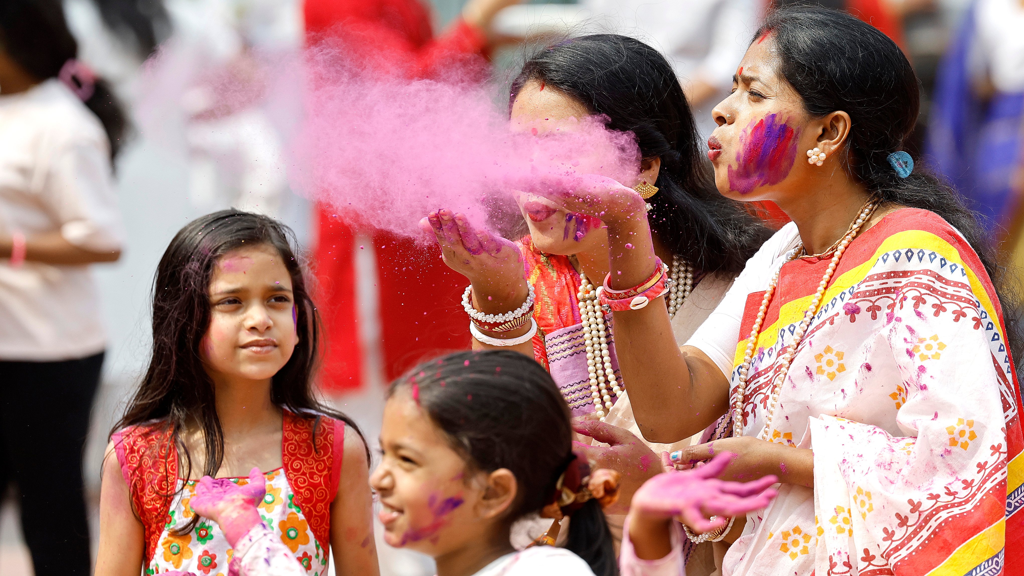 দোল উৎসবে রং উড়িয়ে উদযাপন করেন অনেকে
