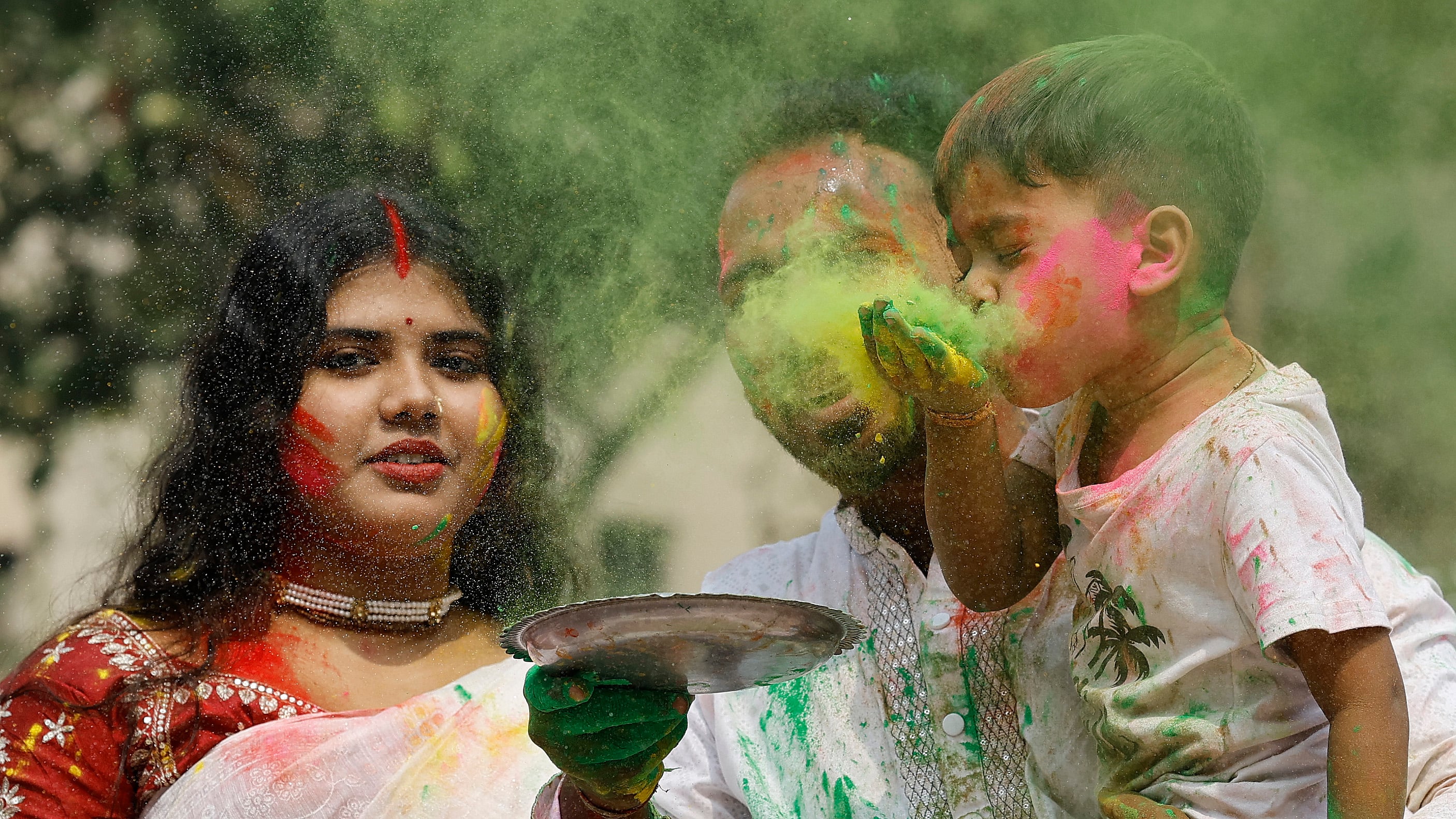 মা-বাবার সঙ্গে দোল উৎসবে এক শিশু