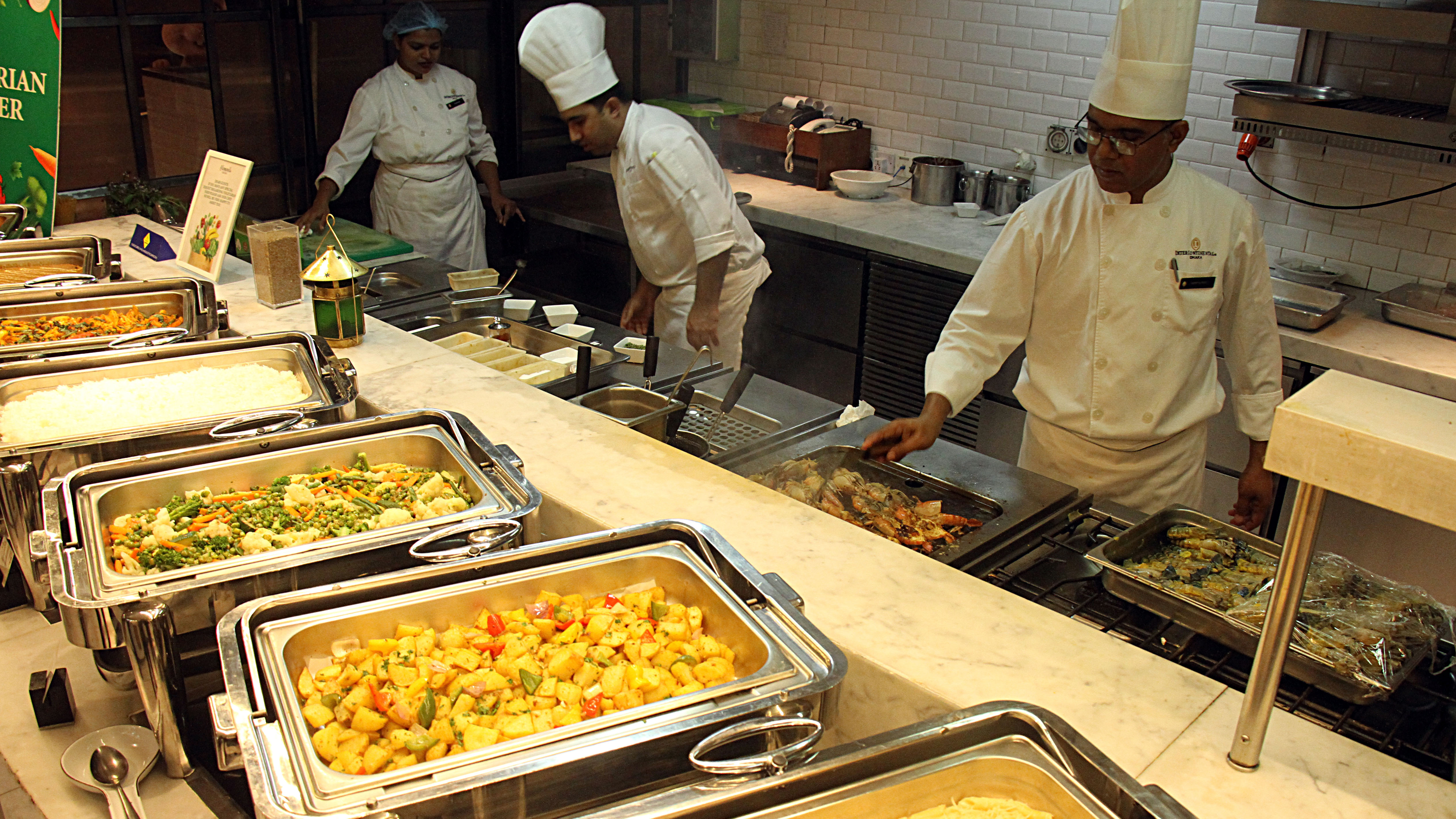 বুফে সেহরির ব্যবস্থা করা হয়েছে বৃহস্পতিবার ও শুক্রবার রাতে। যার মূল্য ৭০০০ টাকা