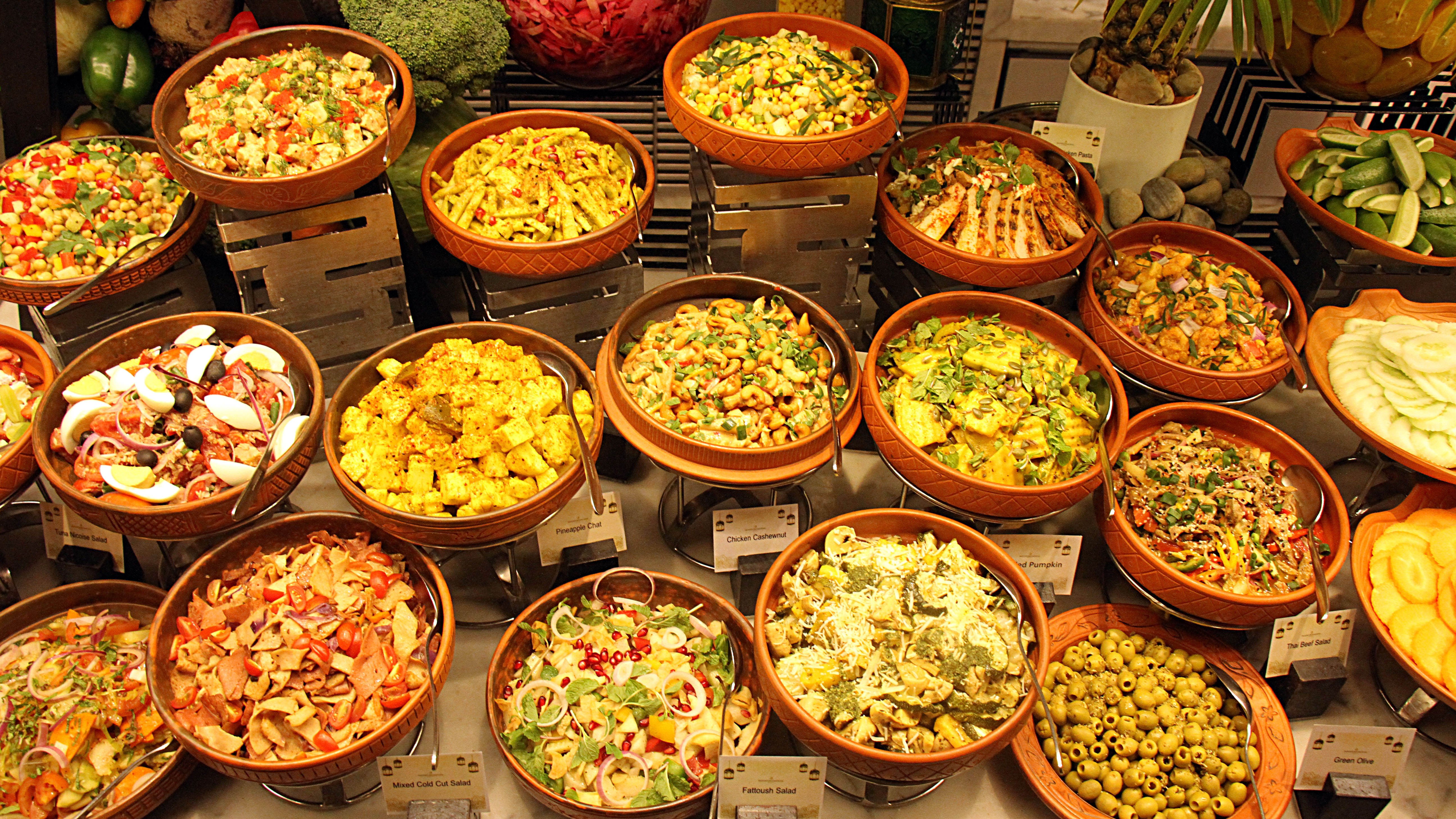 ইফতার বুফেতে রয়েছে কয়েকরকম দেশি-বিদেশি সালাদ