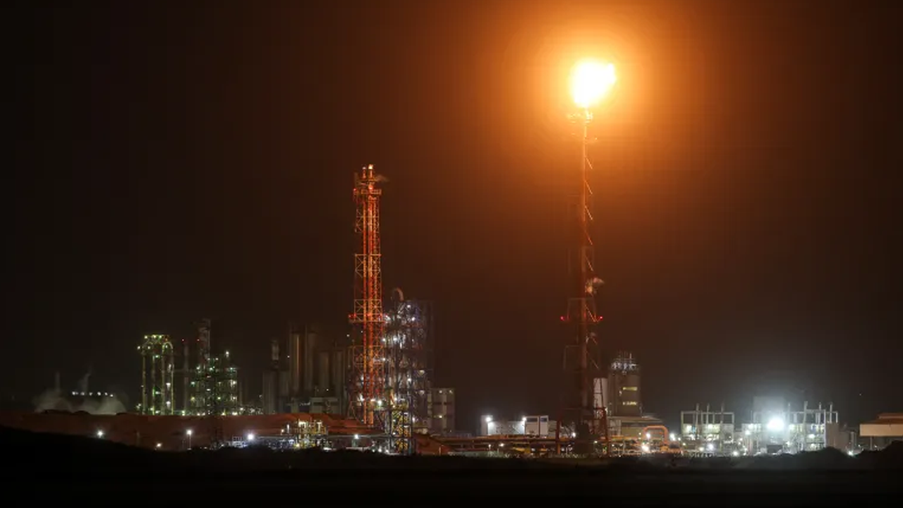 ইসরায়েলের তেল শোধনাগারে ইরানের ক্ষেপণাস্ত্র হামলা