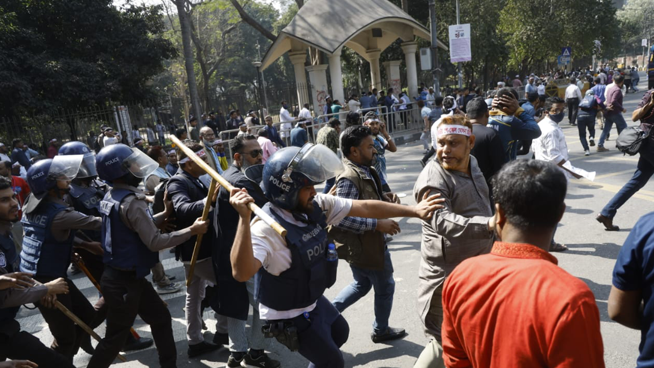 নতুন পে স্কেল: যমুনা ঘেরাও কর্মসূচিতে পুলিশের টিয়ারশেল, সাউন্ড গ্রেনেড, জলকামান
