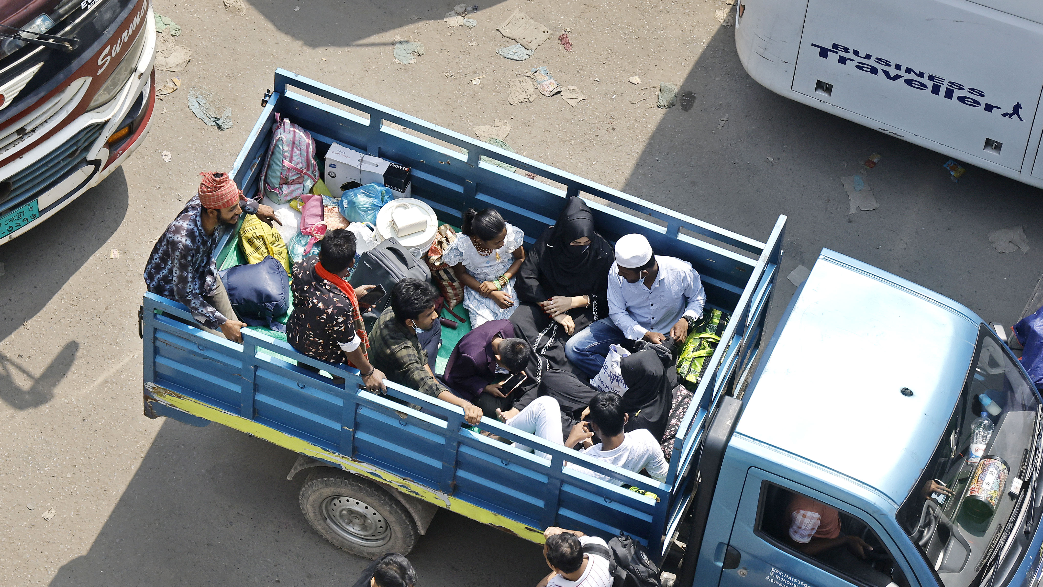 অনেকে বাসের টিকিট না পেয়ে পিকআপে করেই যাত্রা করেছেন বাড়ির পথে