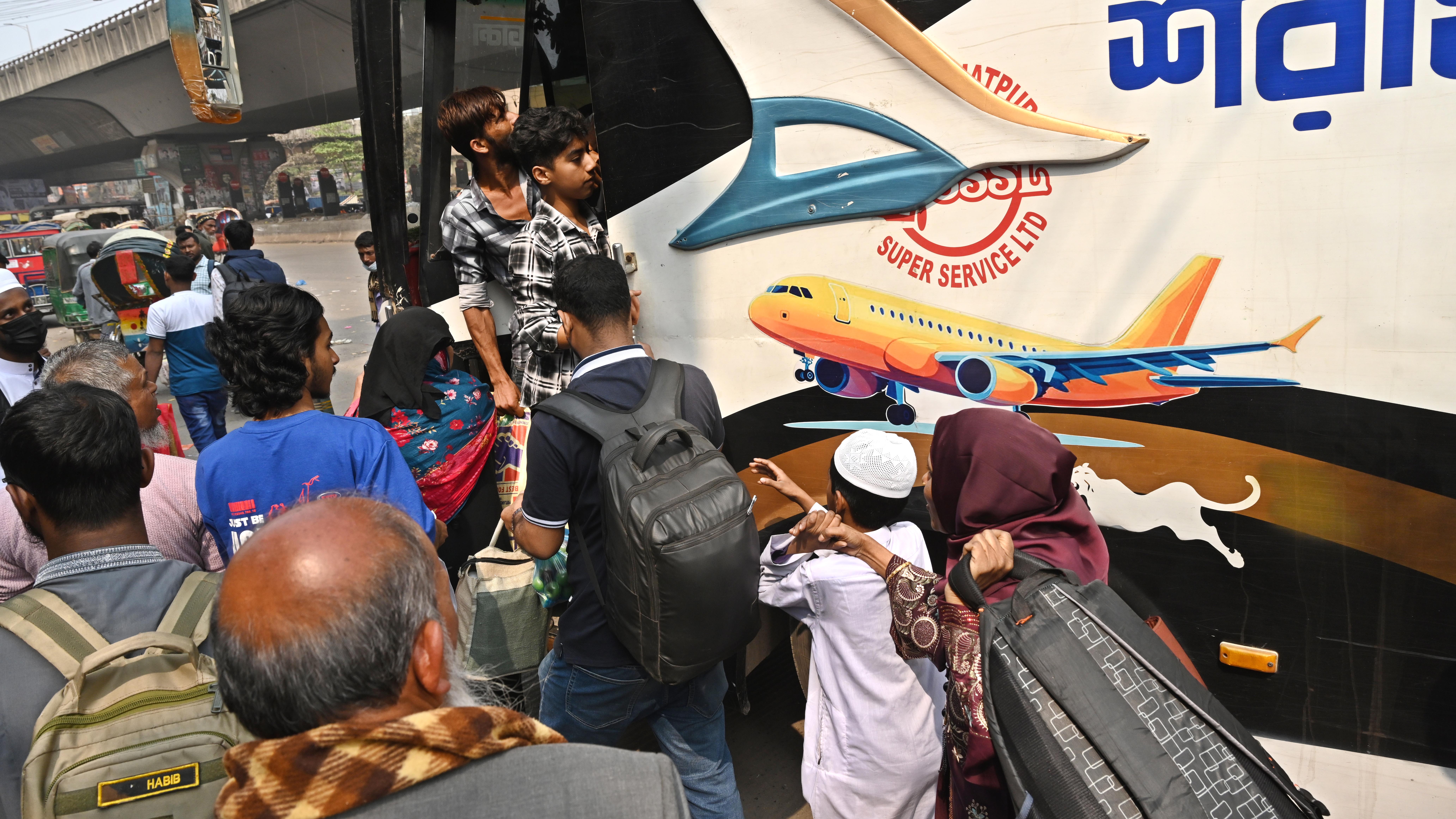 একটি বাস পেলেই ধাক্কা-ধাক্কি করে ওঠার চেষ্টা করেন অনেকে