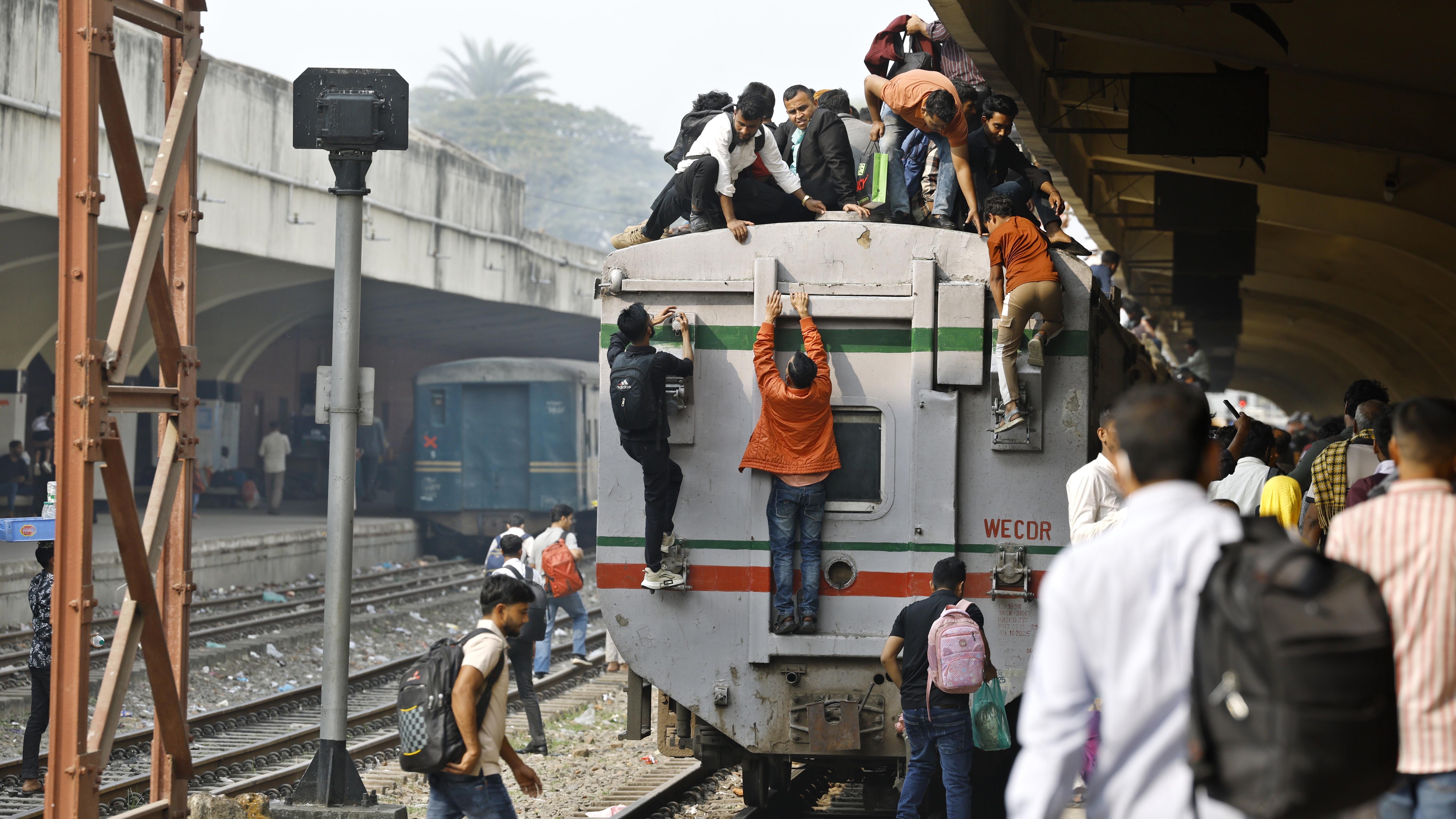 ট্রেনের পেছনে ঝুলে জীবনের ঝুঁকি নিতে দেখা গেছে যাত্রীদের