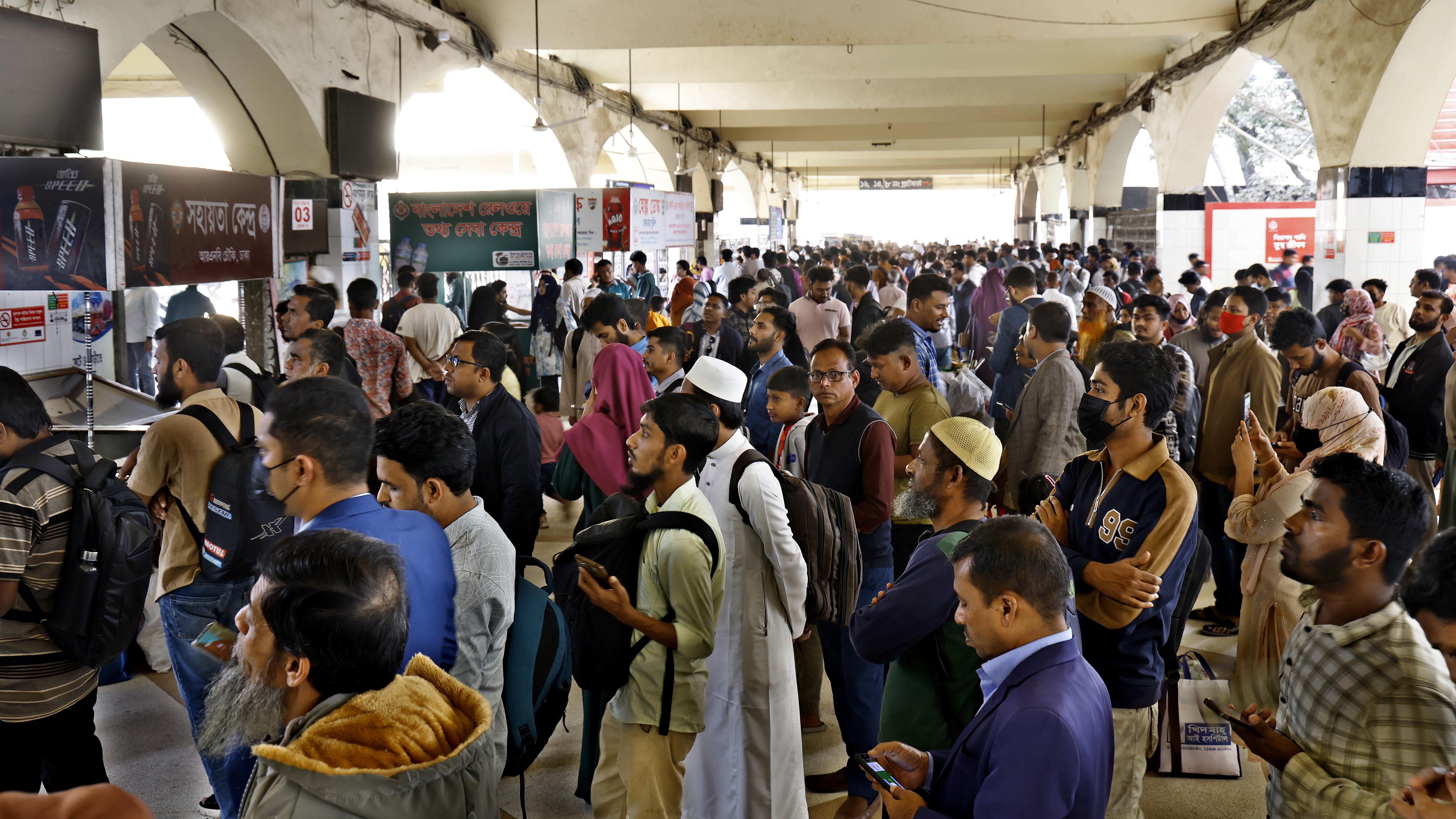কমলাপুর রেলস্টেশনে নিজের গন্তব্যস্থলের ট্রেনের সময় সূচী দেখছেন অনেকে