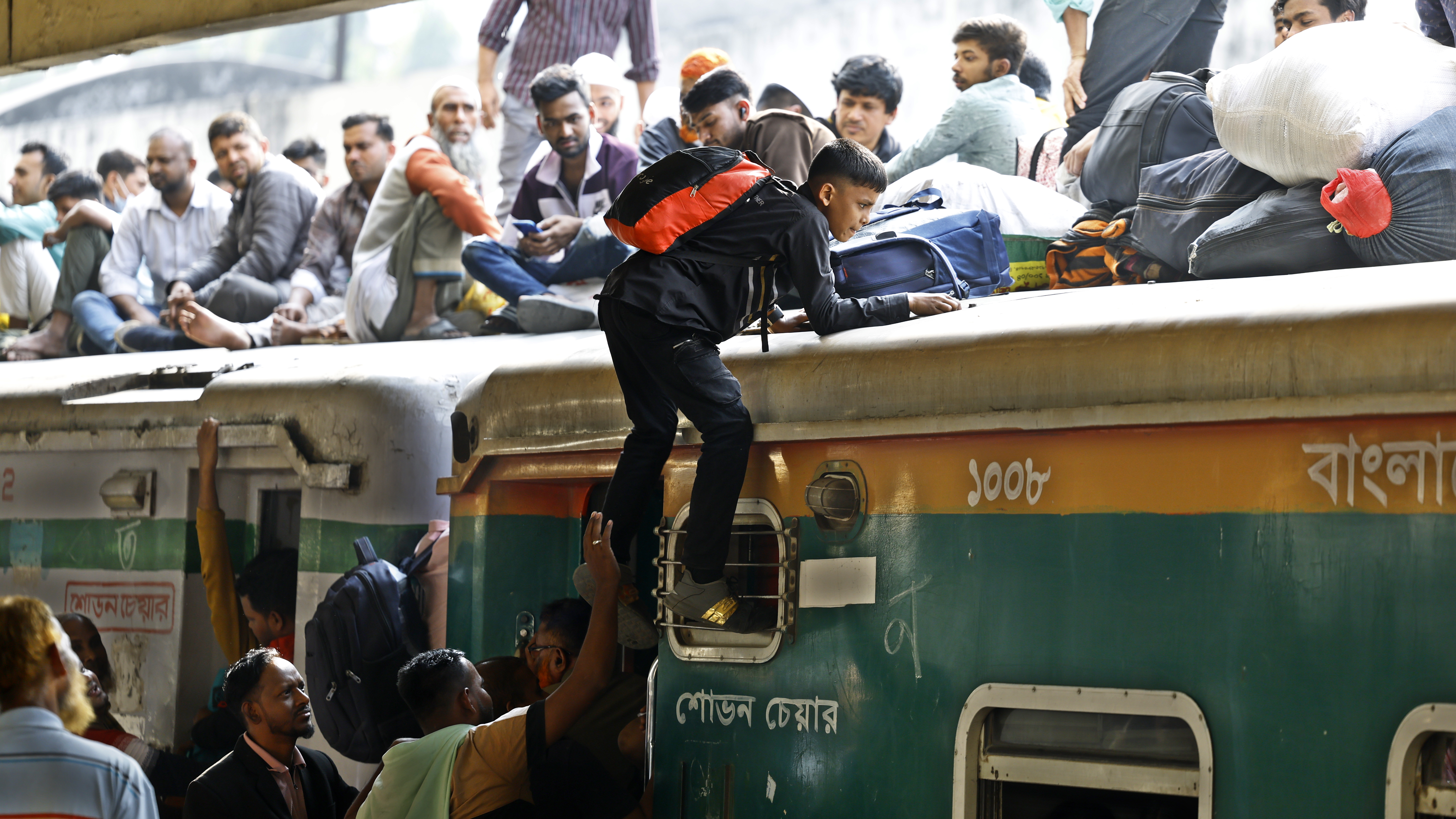 ভোটের ছুটিতে বাড়ি যাওয়ার ধুম