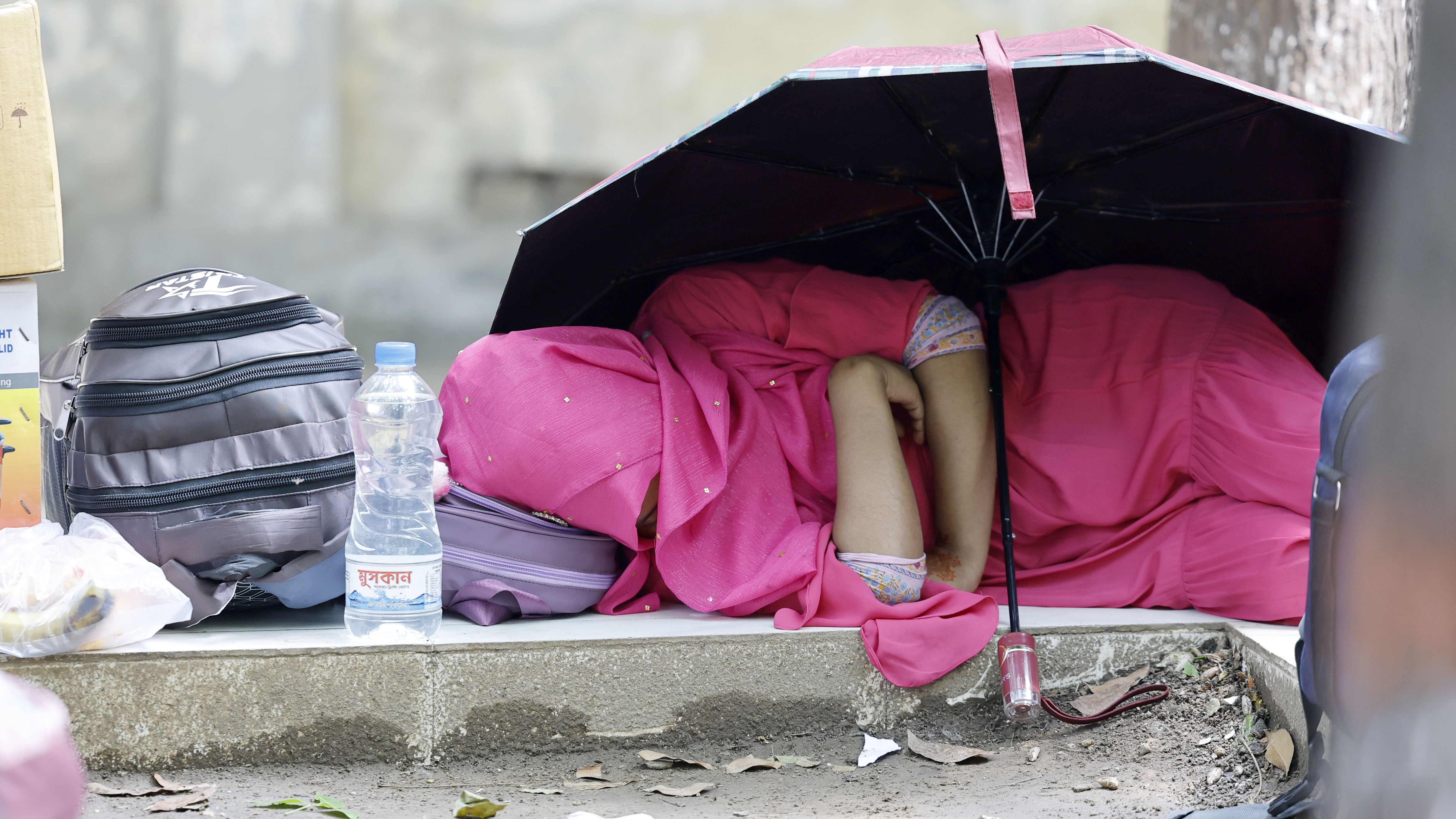 অনেকে ওয়েটিং এড়িয়াতে ঘুমিয়ে পড়েন