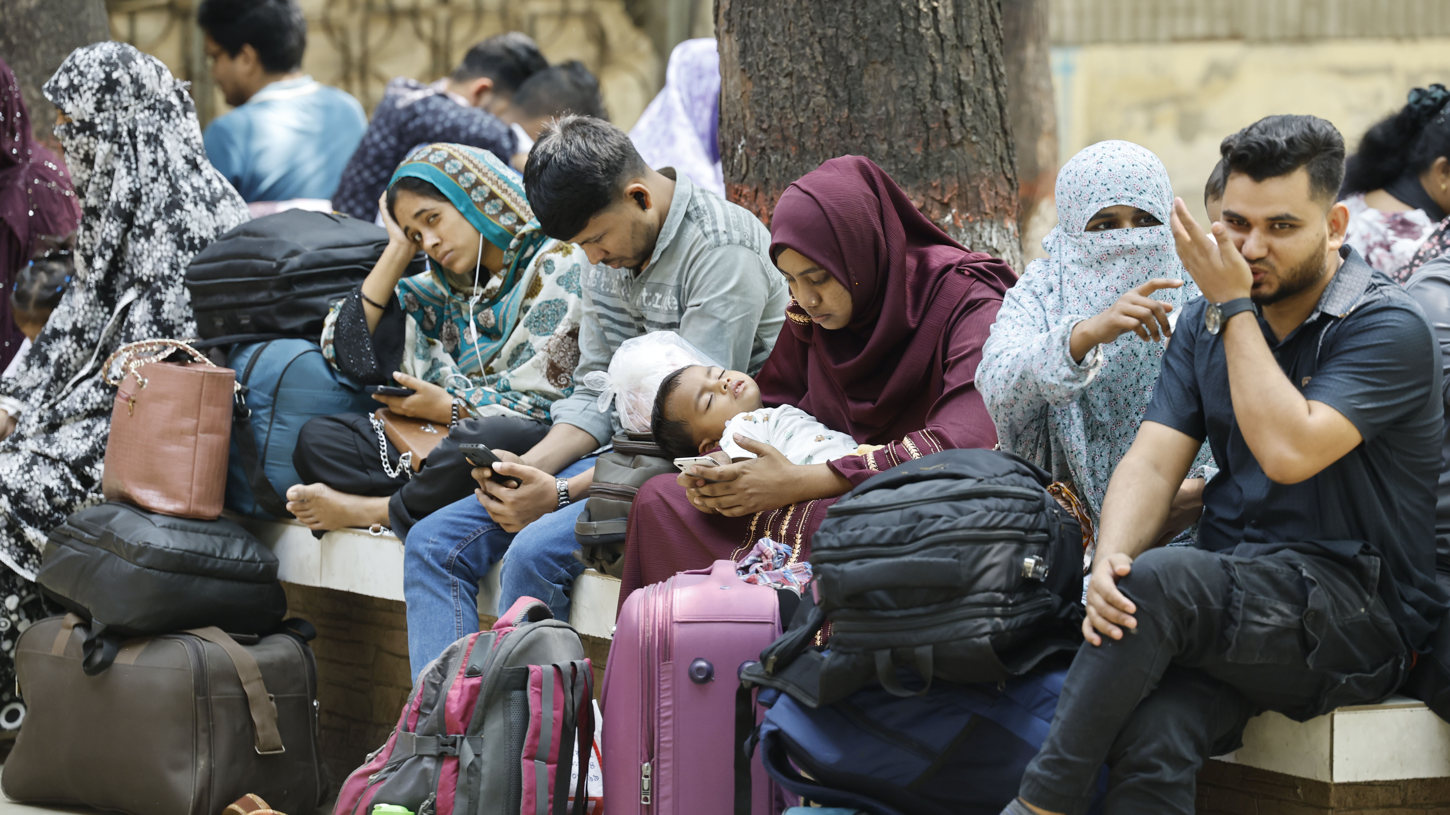 দীর্ঘ অপেক্ষায় সবার চোখে হতাশার ছায়া