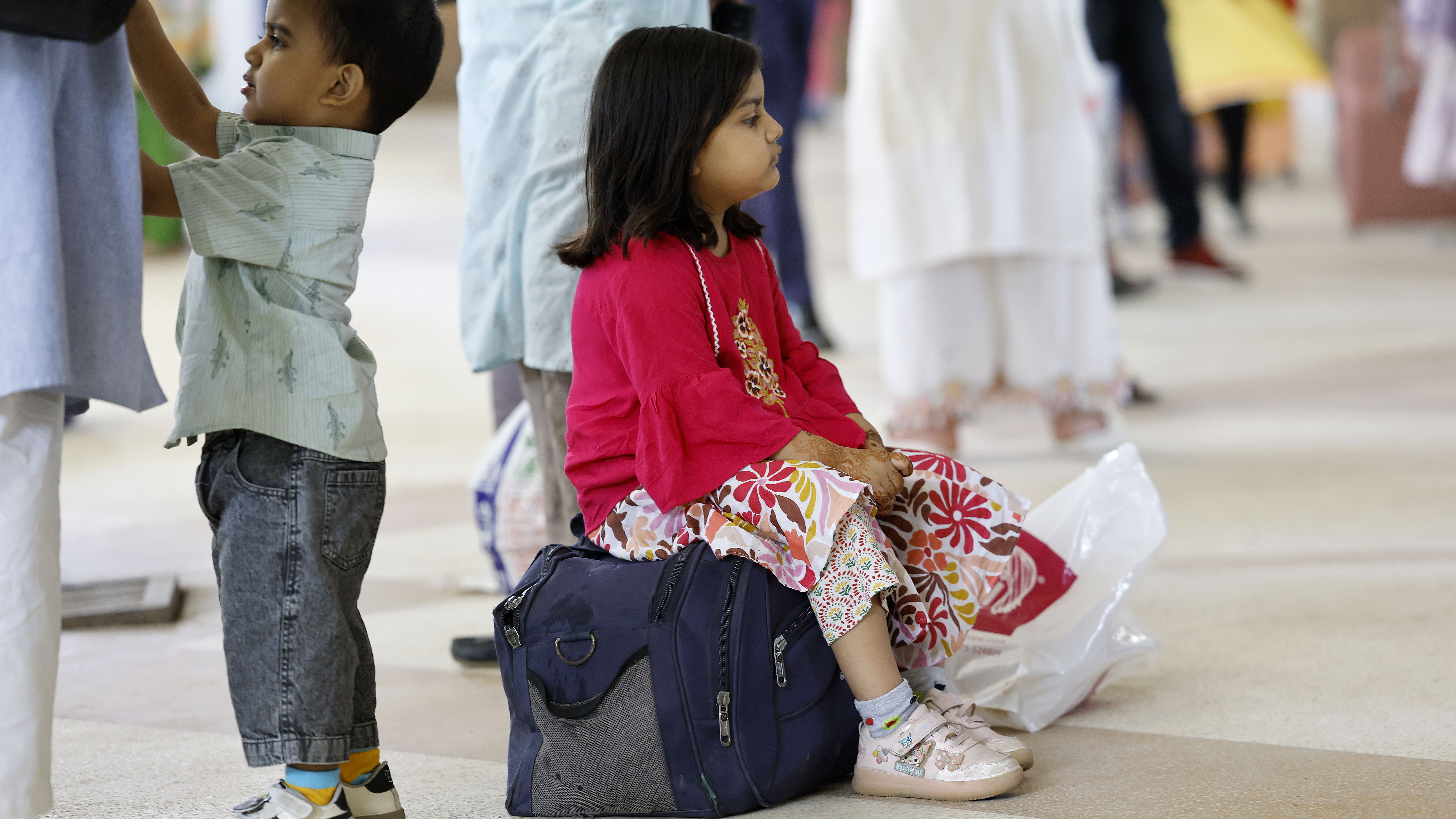 শান্তাহারে ট্রেন দুর্ঘটনার পর উত্তরবঙ্গের সঙ্গে ট্রেন যোগাযোগ বন্ধ হয়ে গেলে বিড়ম্বনায় পড়েন শত শত যাত্রী