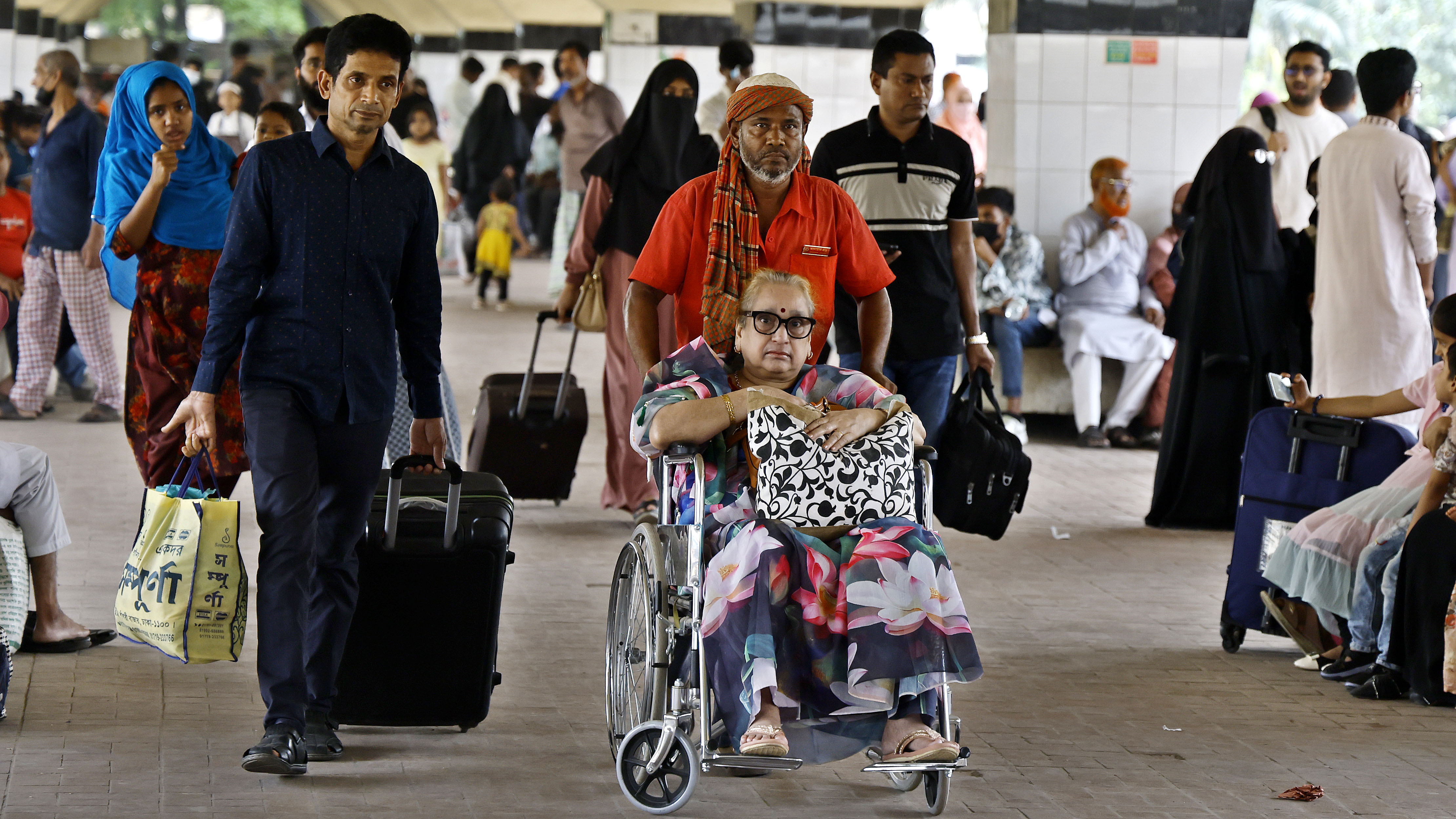 কমলাপুর রেল স্টেশনে অসুস্থ ও বয়স্ক যাত্রীদের জন্য ব্যবস্থা করা হয়েছে হুইল চেয়ারের