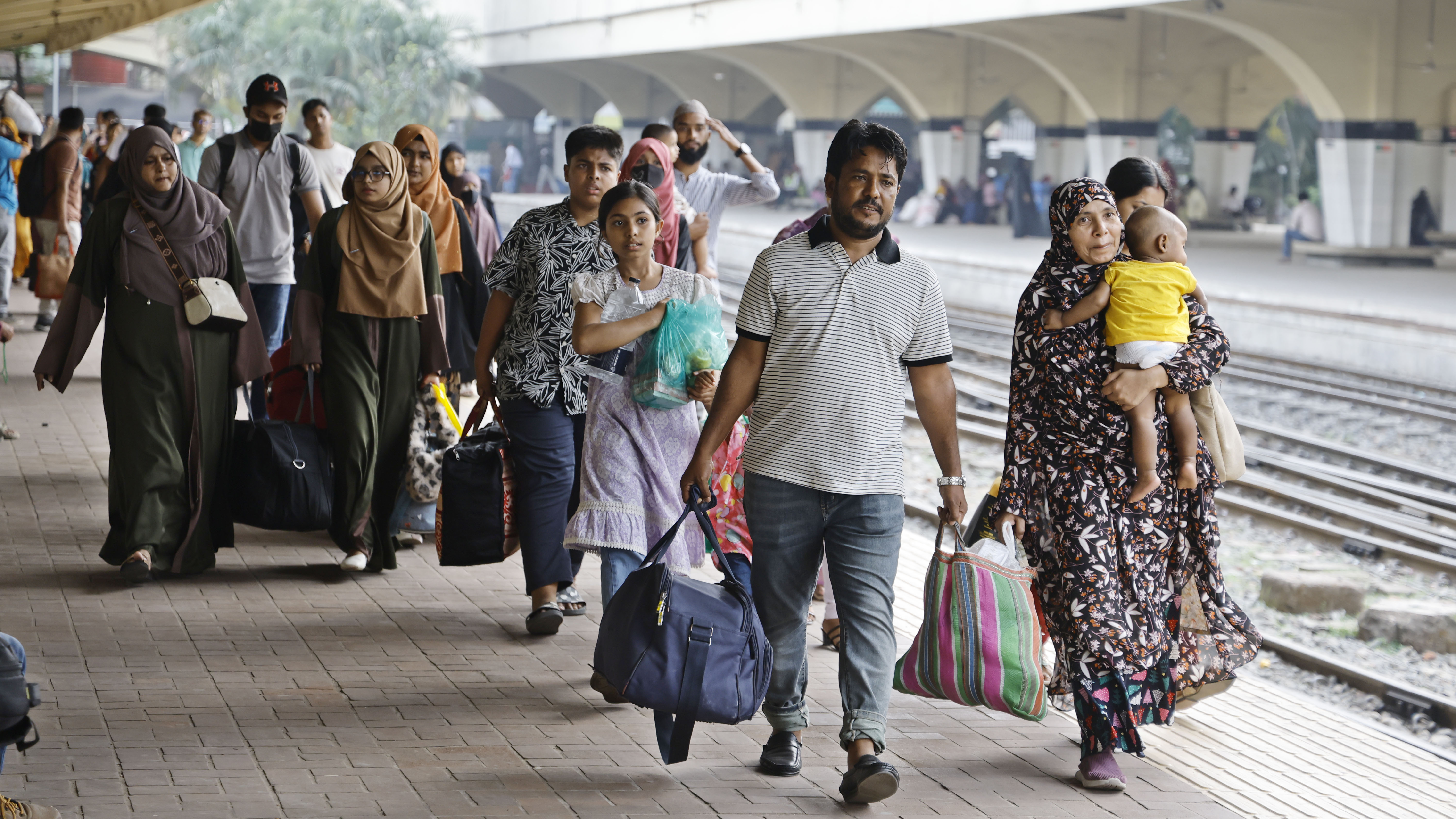 ঈদের ছুটিতে স্বজনদের সঙ্গে আনন্দ ভাগ করতে শহর ছাড়ছেন নগরবাসী