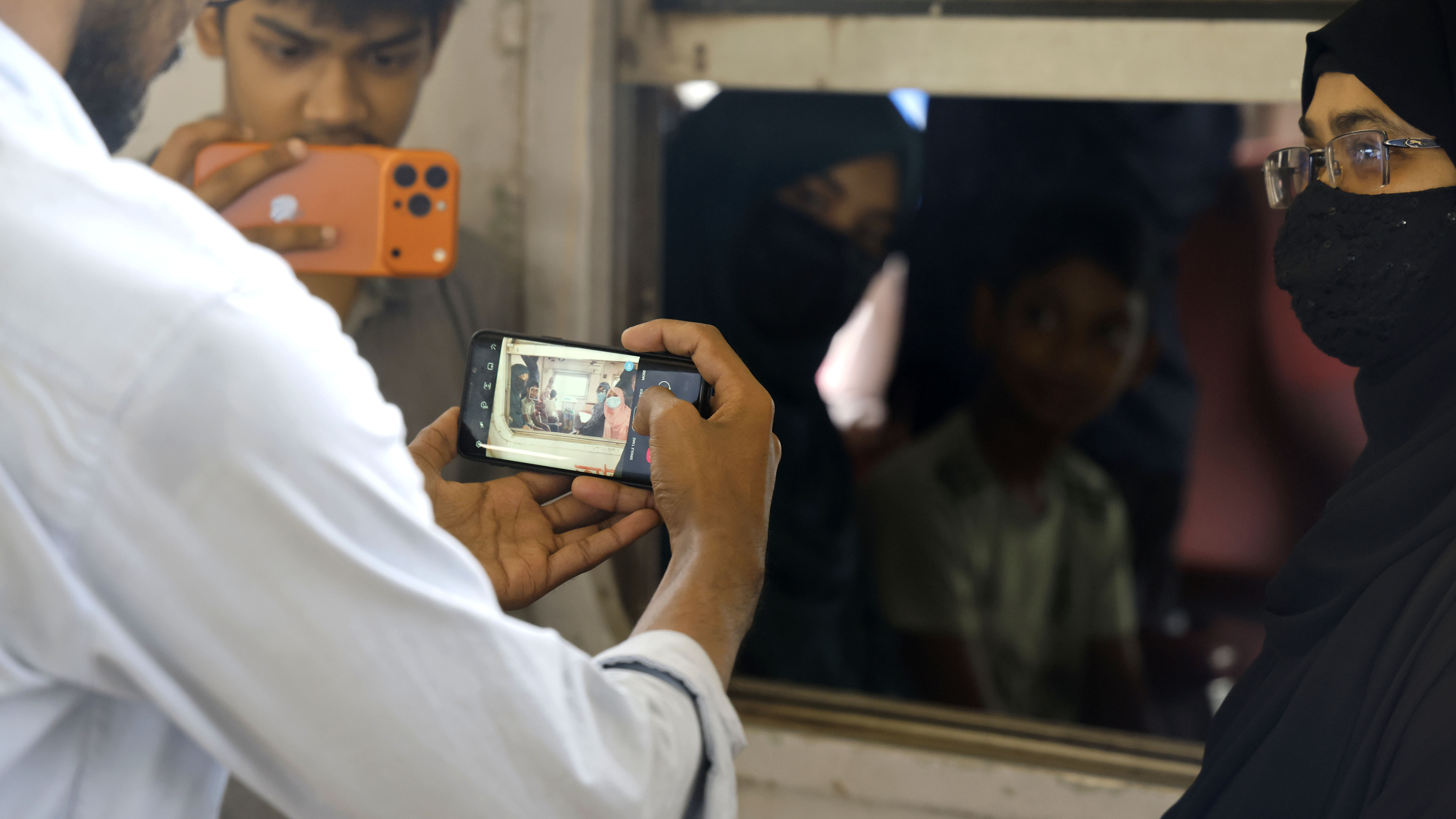 বিদায়ের মুহূর্ত ক্যামেরাবন্দী করে রাখছেন অনেকে