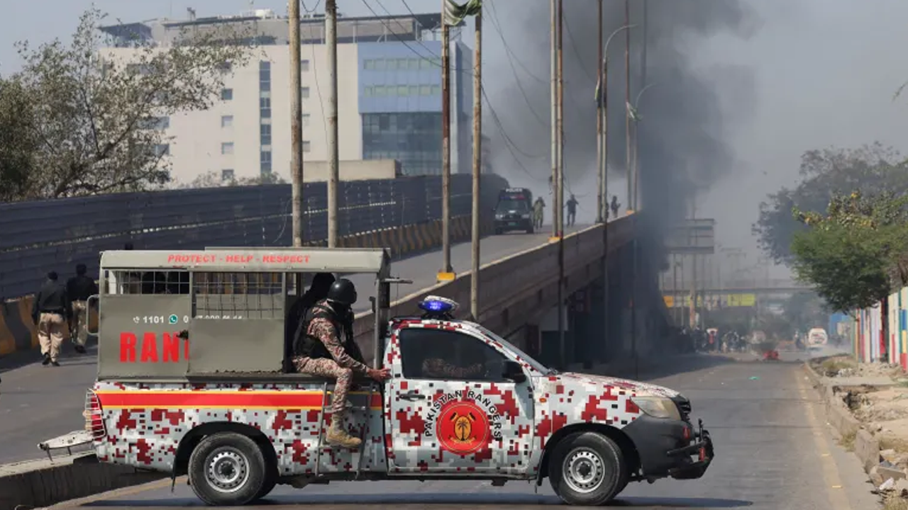 করাচি কন্স্যুলেটে বিক্ষোভকারীদের গুলি করে ‘মার্কিন মেরিন সেনারা’